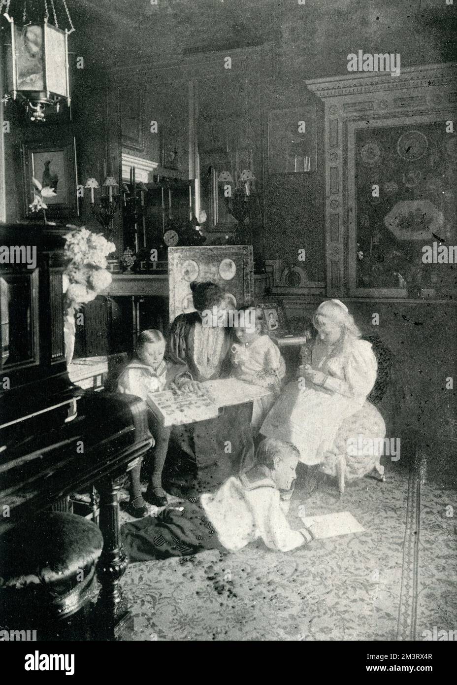 Prinzessin Beatrice (Prinzessin Heinrich von Battenberg) (1857-1944) mit ihren Kindern (Alexander Mountbatten, 1.. Marquise von Carisbrooke - Victoria Eugenie, Königin von Spanien - Lord Leopold Mountbatten - Prinz Maurice von Battenberg) in Windsor. Datum: 1896 Stockfoto