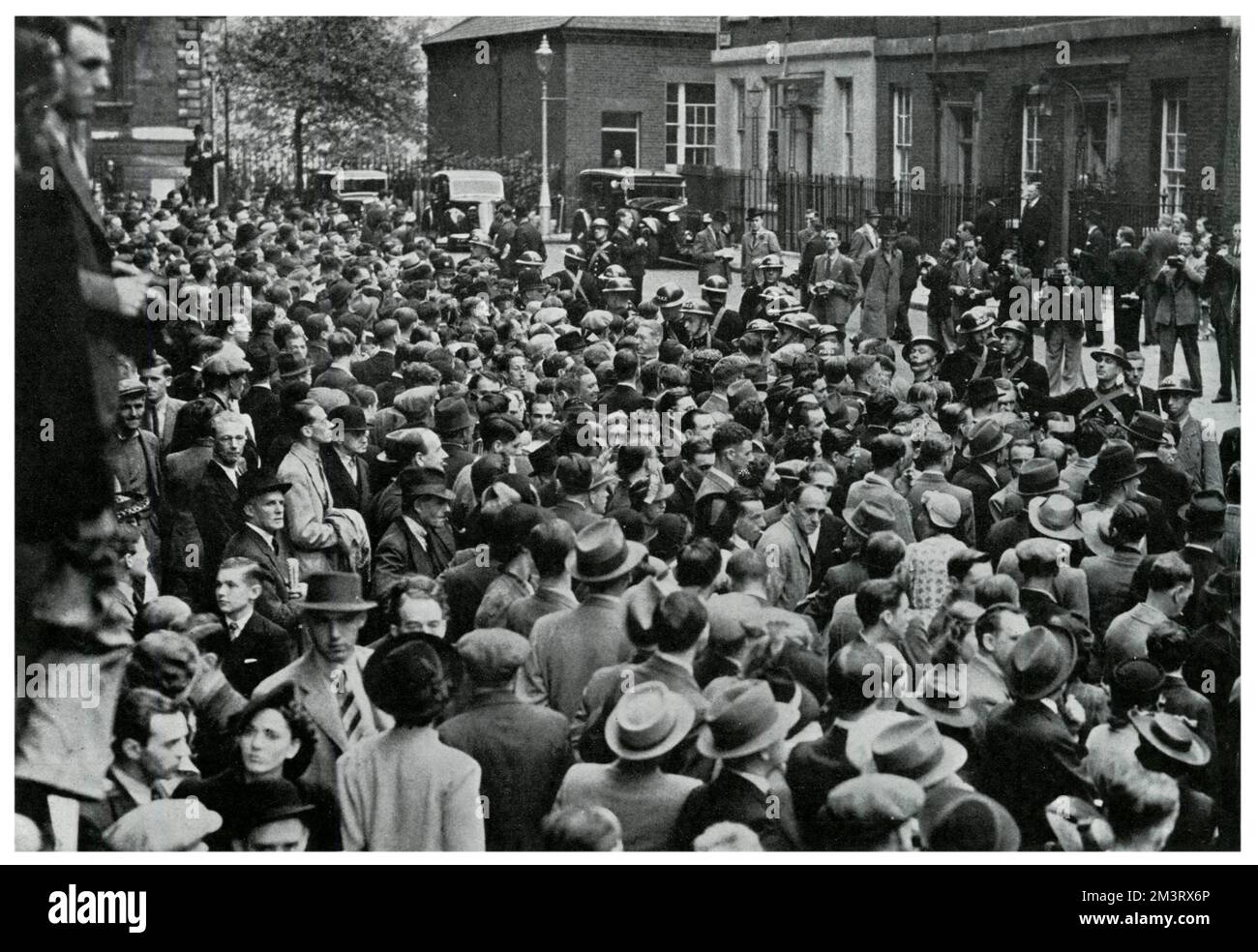 Am 3. September 1939 versammelte sich um 11 Uhr eine große Menschenmenge vor der Downing Street 10, zu der Zeit, als der Premierminister Neville Chamberlain die Kriegsmeldung ausstrahlte. Datum: 1939 Stockfoto