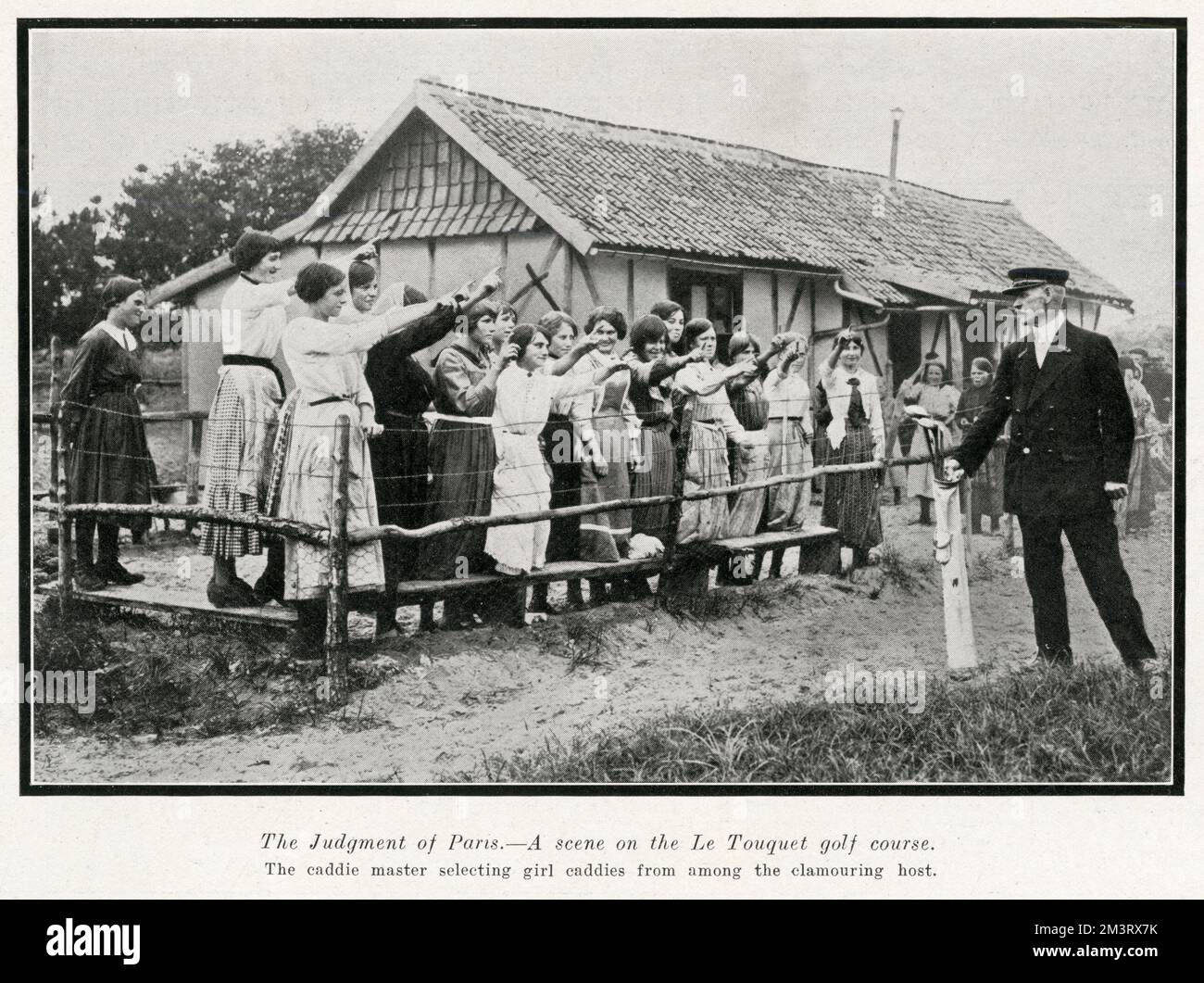 Ein Caddie-Meister, der Caddies aus einer Gruppe französischer Mädchen auf einem Golfplatz im Le Touquet auswählt. Datum: 1914 Stockfoto