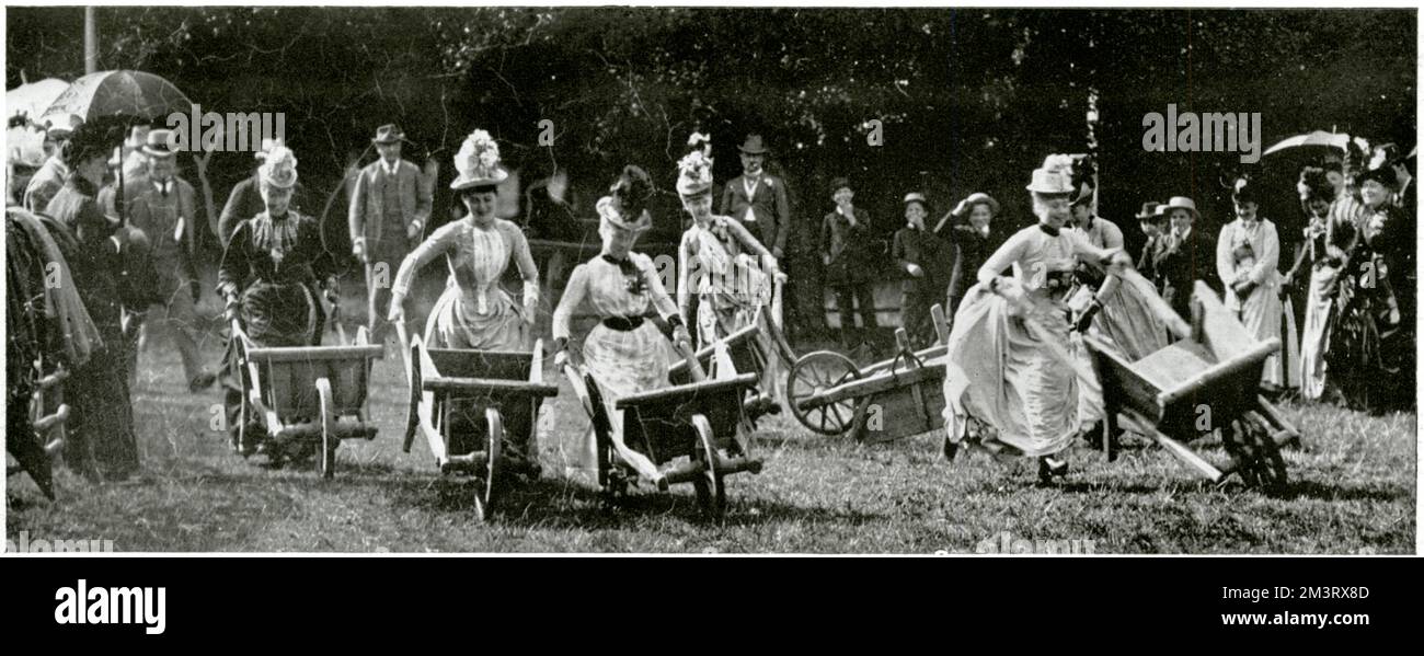 Die Damen im angesagten Kurort Bad Homburg nehmen an einem energiegeladenen Schubkarrenrenrennen während eines Picknickens Teil, obwohl sie mit Korsetten und Hektik zu tun haben. König Eduard VII., ein regelmäßiger Besucher in Homburg, war der Richter über die Rasse. Datum: 1882 Stockfoto