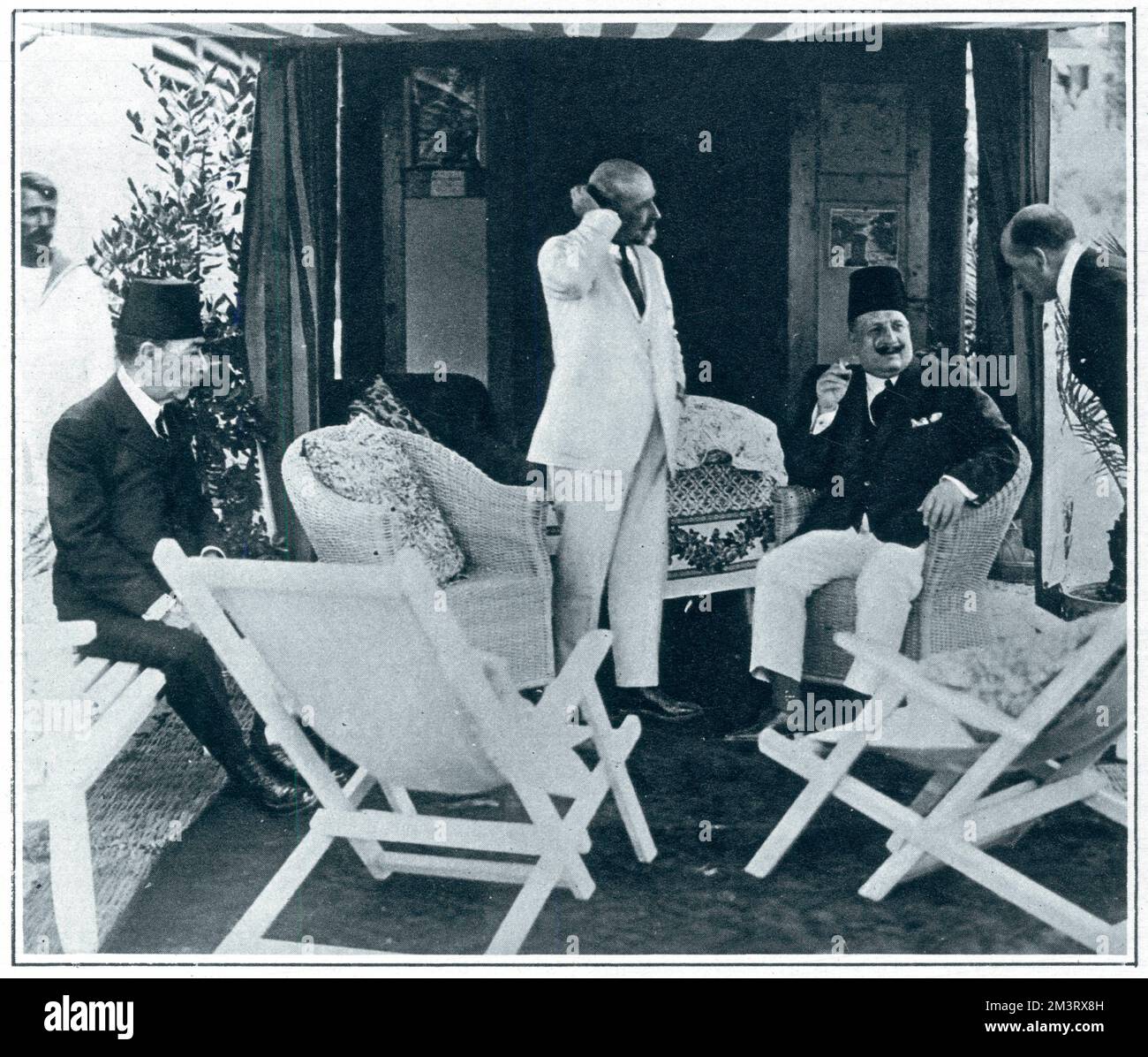 König Fuad I. von Ägypten besucht Venedig. Man stellte sich vor, wie man es sich in einer Cabana (oder capanna) am Lido-Strand bequem macht. Datum: 1927 Stockfoto