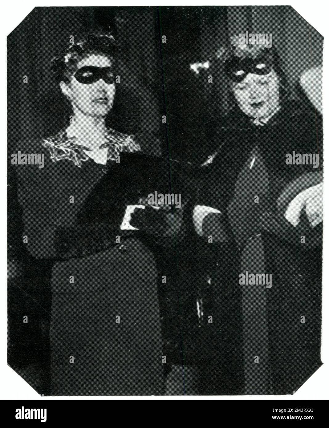 Weihnachtsliederparty im Londonderry House, organisiert von Miss Olga Lynn in Hilfe des Devon NOOK Heims für unverheiratete Mütter, Dezember 1938. Zwei weitere Waits: Lady Alexandra Haig und Lady Lettice Ashley-Cooper. 1938 Stockfoto