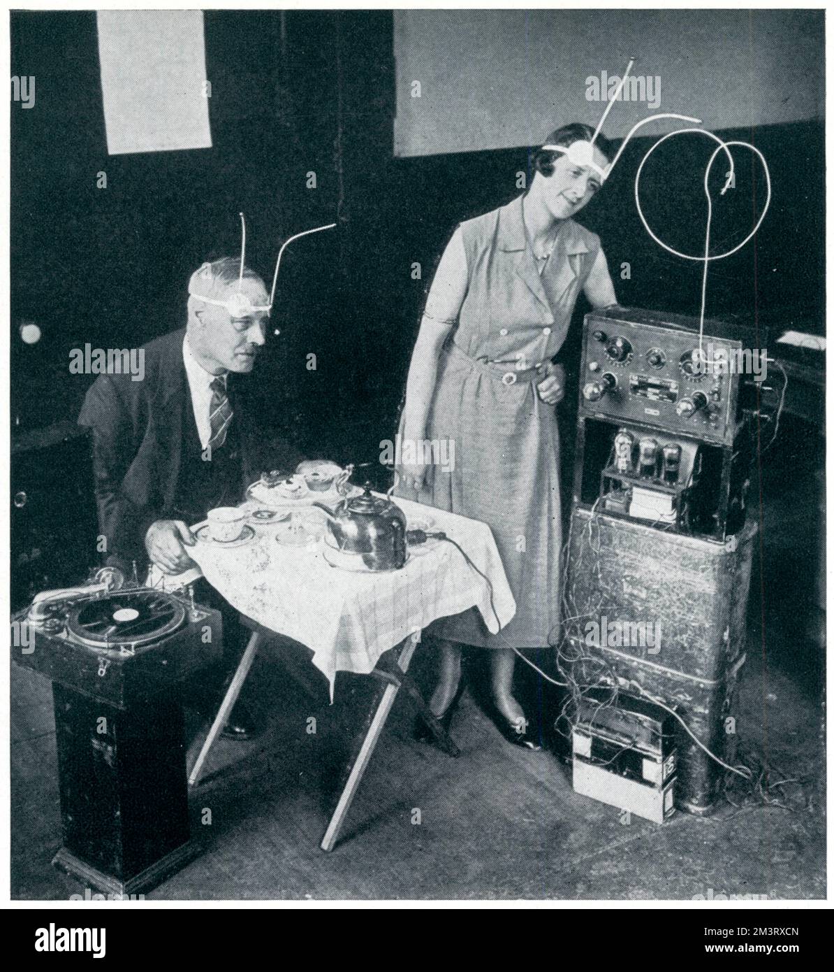 Major Raymond Phillips mit dem Apparat, mit dem er behauptete, ein elektrisches Grammophon oder Wasserkocher zu betreiben. Der menschliche Körper wirkte wie eine Erde, und die konstante Kapazität wurde in einem Abstand von 3 Metern zum Apparat gehalten. Ziemlich genial verrückt. Datum: 1932 Stockfoto