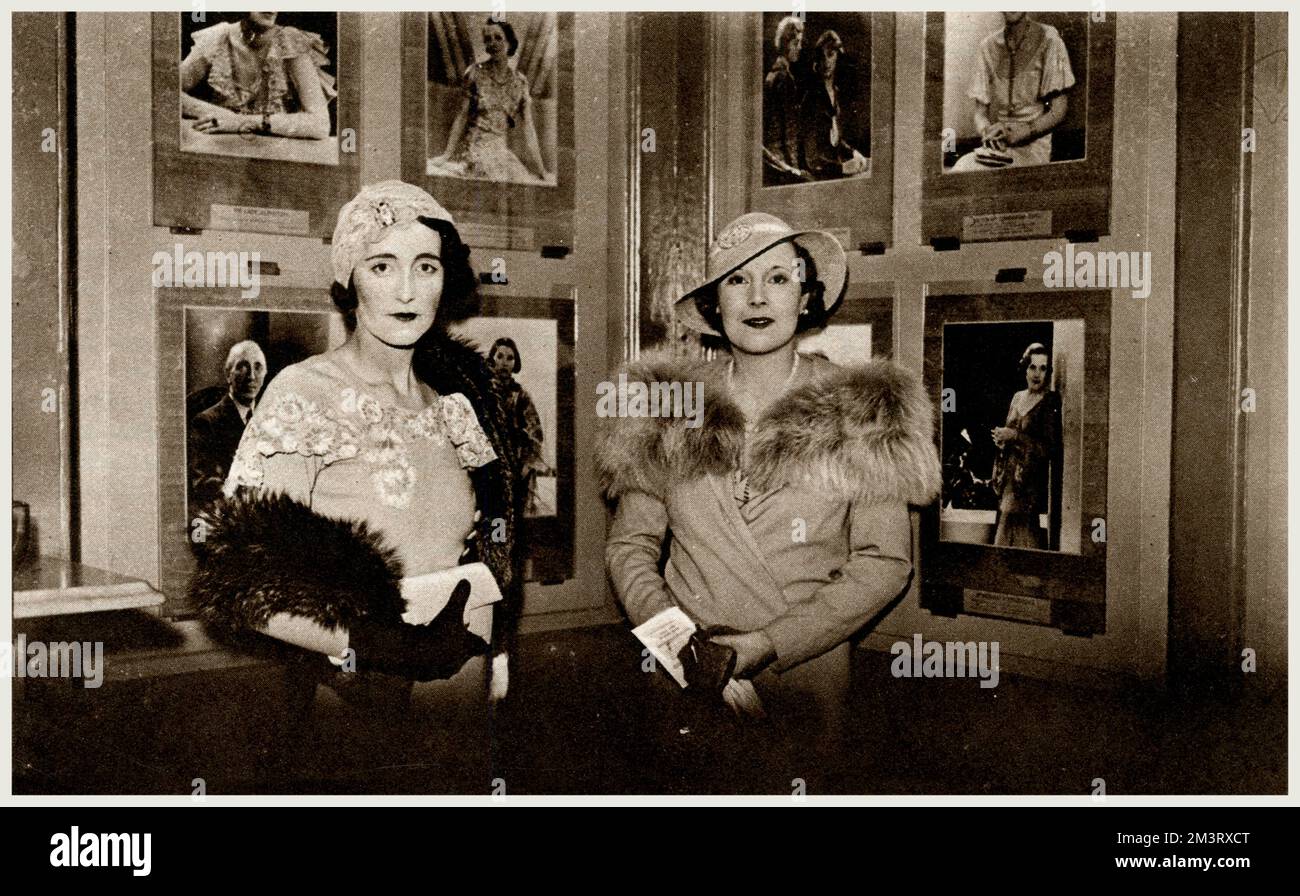 Die ehrenwerte Frau Cunningham-Reid (früher Mary Ashley, Schwester von Edwina Mountbatten) und Frau McCorquodale, auch Autorin Barbara Cartland, posierten vor dem Hintergrund von Peter-North-Fotografien bei einem privaten Blick auf seine Ausstellung im Juni 1933. Datum: 1933 Stockfoto