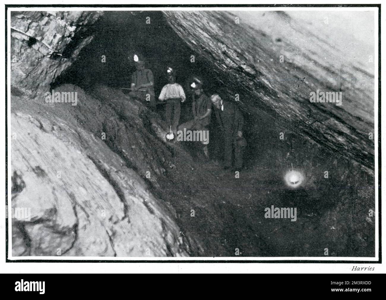 Das Innere der Mine in Glentogher, Donegal, Irland. Die Mine sollte ursprünglich Mitte des achtzehnten Jahrhunderts gebaut werden, und dieses Foto aus dem Jahr 1905 zeigt Männer im Inneren, wo die Pläne waren, einen Schacht 200 Meter zu versenken, um die Tiefe der Lode zu beweisen. Datum: 1905 Stockfoto