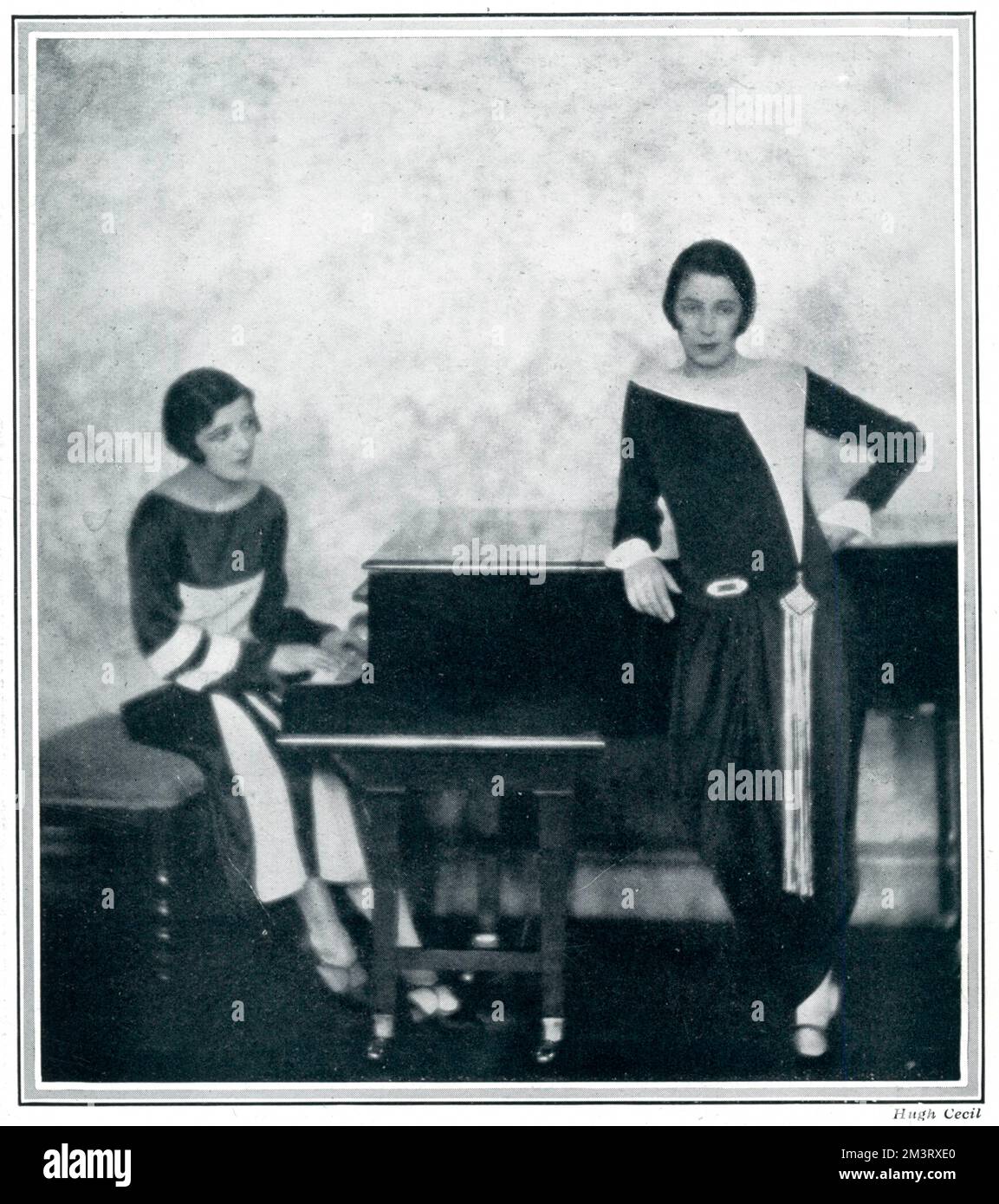 Die Revue-Künstler und häufige Doppeldarsteller Norah Blaney (am Klavier) und ihre Droll-Freundin Gwen Farrar, die 1925 im „Punch-Bowl“ im Duke of York's Theatre auftraten. Datum: 1925 Stockfoto