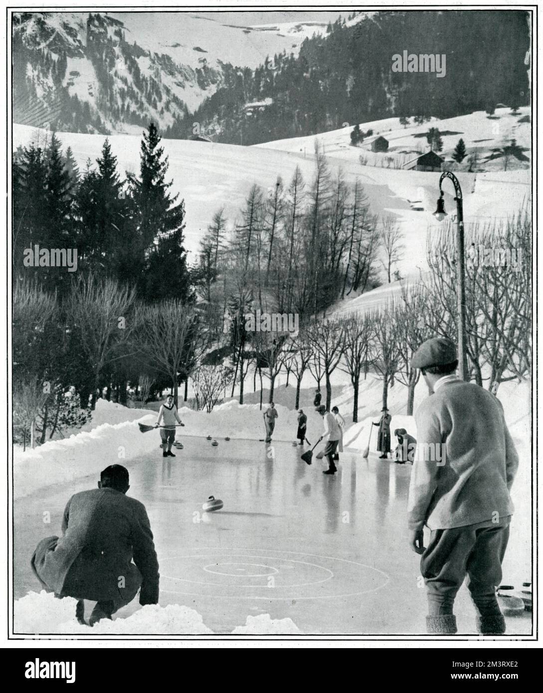 Das alte schottische Curling-Spiel im Chateau D'Oex in den Alpen, 1924. Datum: 1924 Stockfoto