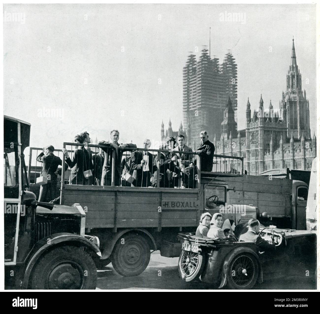 Londoner fotografierten während ihrer Reise nach Verspätungen aufgrund von Flugwarnungen. Die Kugel beschreibt "drei Stunden Vorstadtverkehr", aber es heißt, dass "um 9,30 Uhr und 10 Uhr morgens alle Assistenten hinter den Schaltern der großen Geschäfte waren". September 1939 Stockfoto