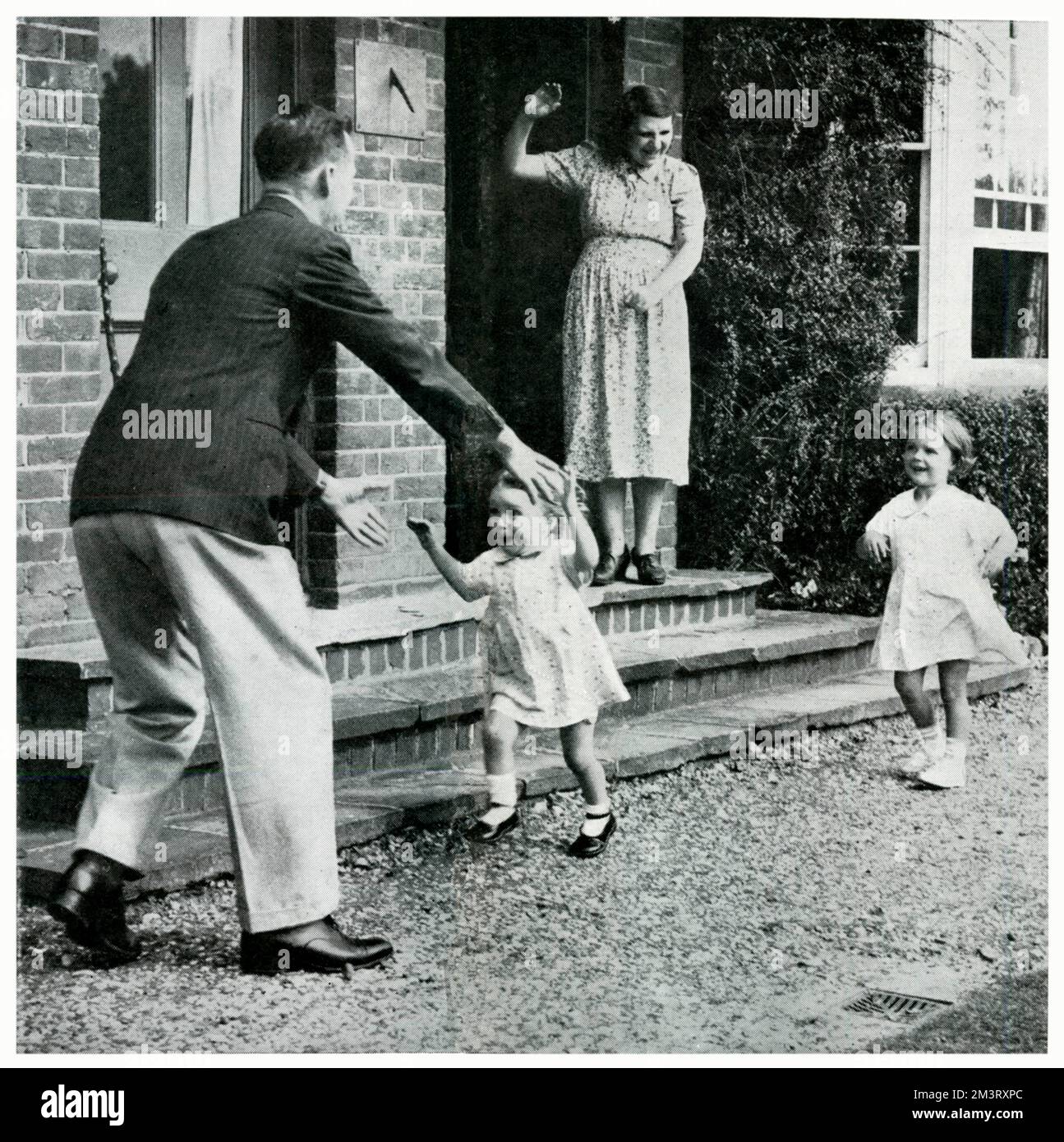 Ein britischer Mann, der ins Land gereist ist, um seine evakuierte Familie zu sehen, wird am zweiten Wochenende des Krieges von seinen Kindern und seiner Frau begrüßt. September 1939 Stockfoto