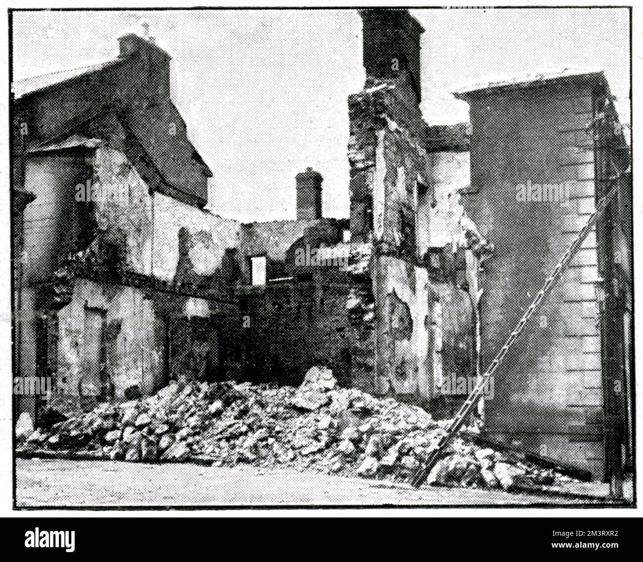 Zerstörte Gebäude im Dorf Tuam in Galway nach Repressalien, nachdem zwei Polizisten während des Unabhängigkeitskriegs am 1920. Juli getötet wurden. Datum: 1921 Stockfoto