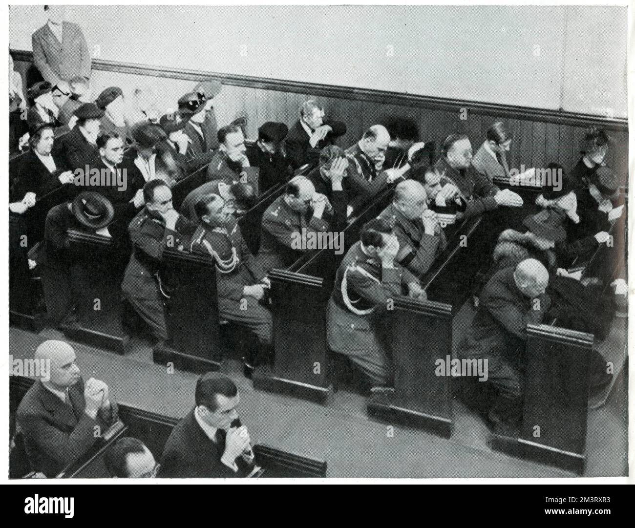 Polnische Staatsangehörige beten für Polen in der Kirche, September 1939 Stockfoto