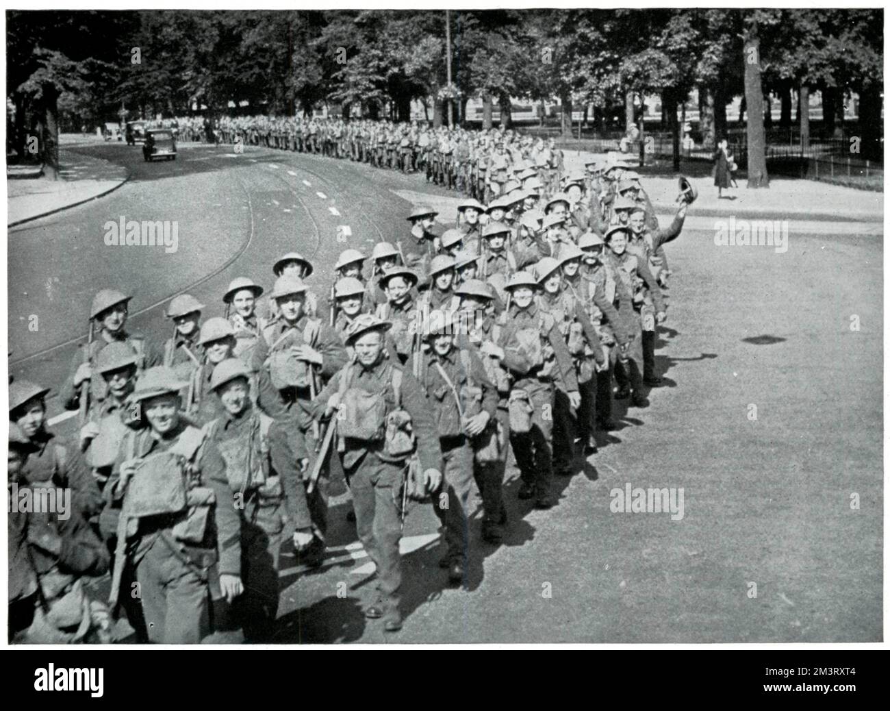 Ein Kontingent britischer Soldaten marschiert, bevor sie ins Ausland gebracht werden, um in Frankreich stationiert zu werden. Die Sphäre berichtet, dass die ersten britischen Truppen in Frankreich angekommen waren, aber in den ersten Wochen des Krieges noch nicht in Aktion getreten waren. Datum: September 1939 Stockfoto