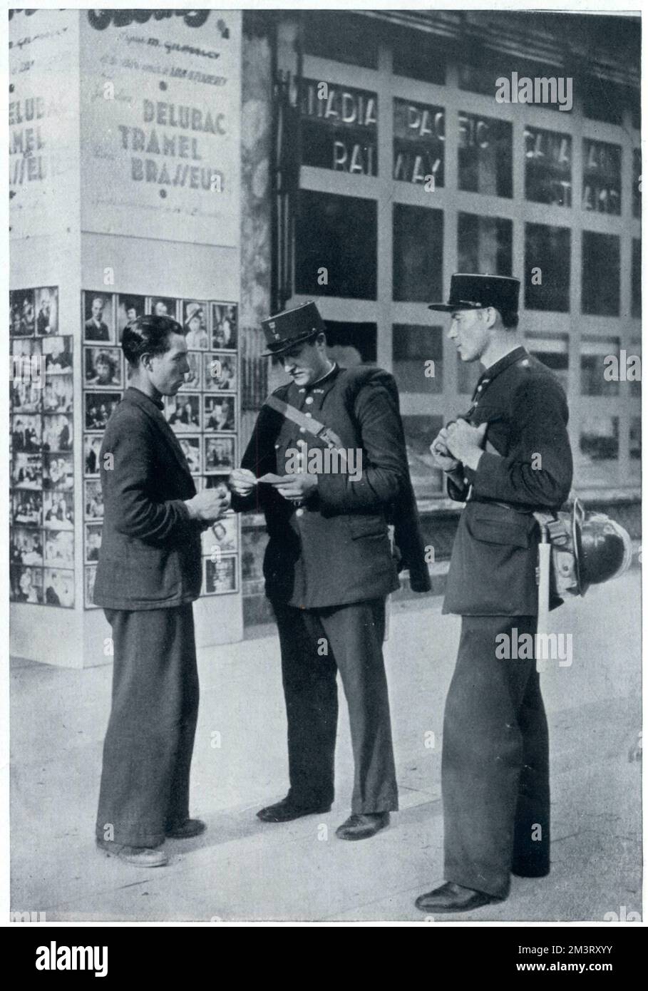 Man zeigt den Gendarmen Ausweispapiere, September 1939 Stockfoto