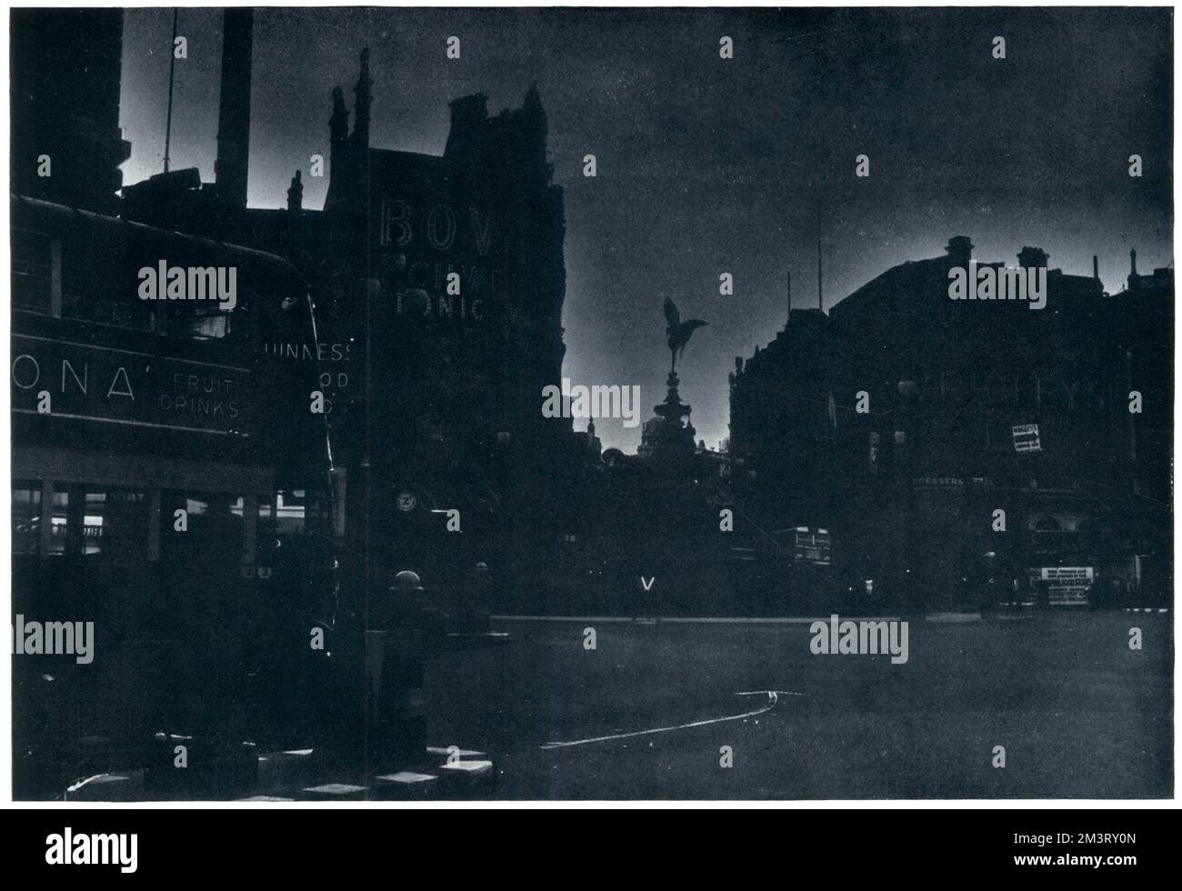 Foto des West End im Blackout, kurz nach dem Ausbruch des Krieges im September 1939. Die Kugel beschreibt den Anblick als "außergewöhnlich unheimlich". 1939 Stockfoto