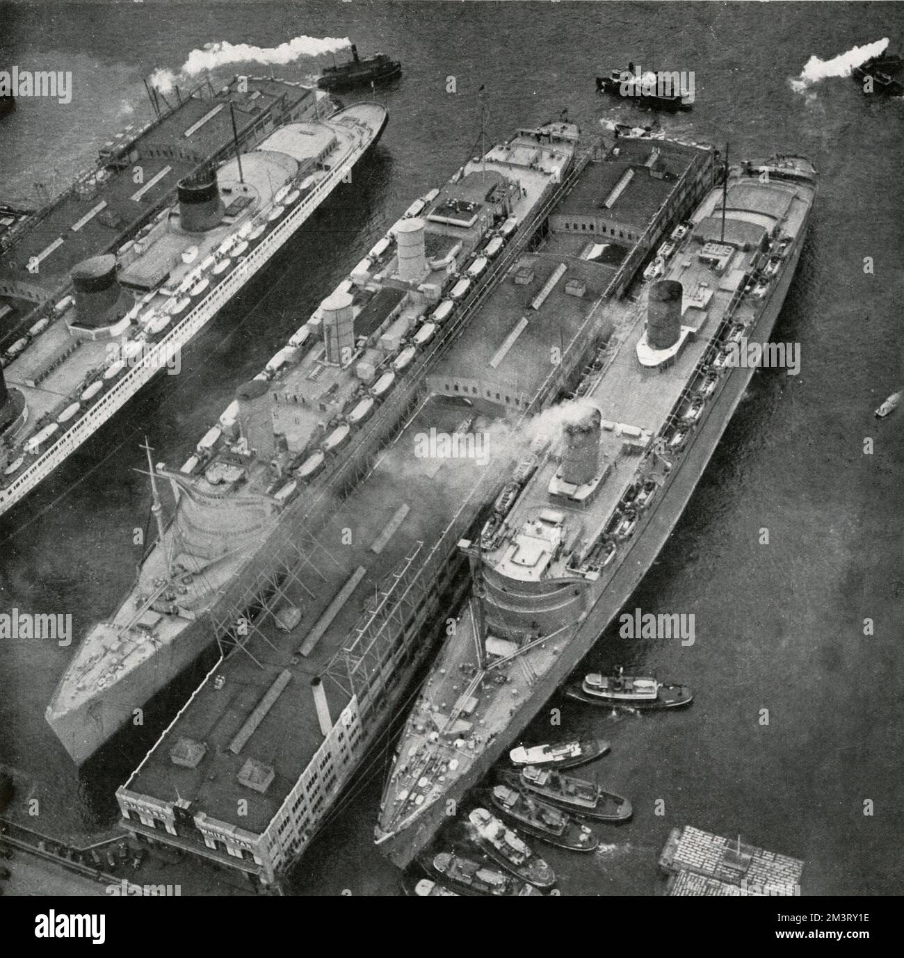 Die Queen Elizabeth, SS Normandie und Queen Mary - die drei schnellsten Reiter der Welt - liegen nebeneinander im Hafen von New York - März 1940. 1940 Stockfoto