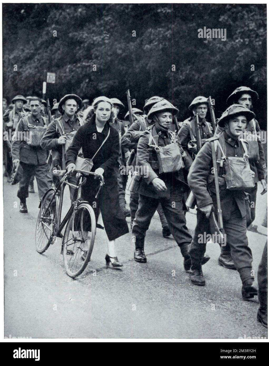 Britische Soldaten marschieren in Uniformen, September 1939 Stockfoto