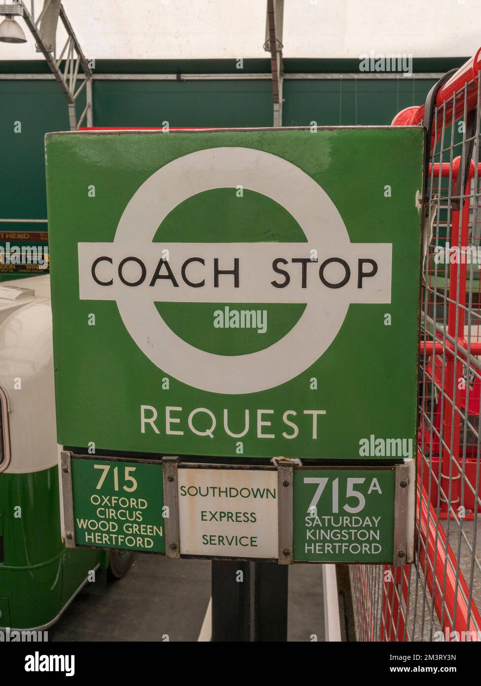 Ein London Transport Coach Stop-Schild für einen Zwischenstopp (für 715 und 715a) im London Bus Museum, Teil des Brooklands Museum, Surrey, Großbritannien. Stockfoto