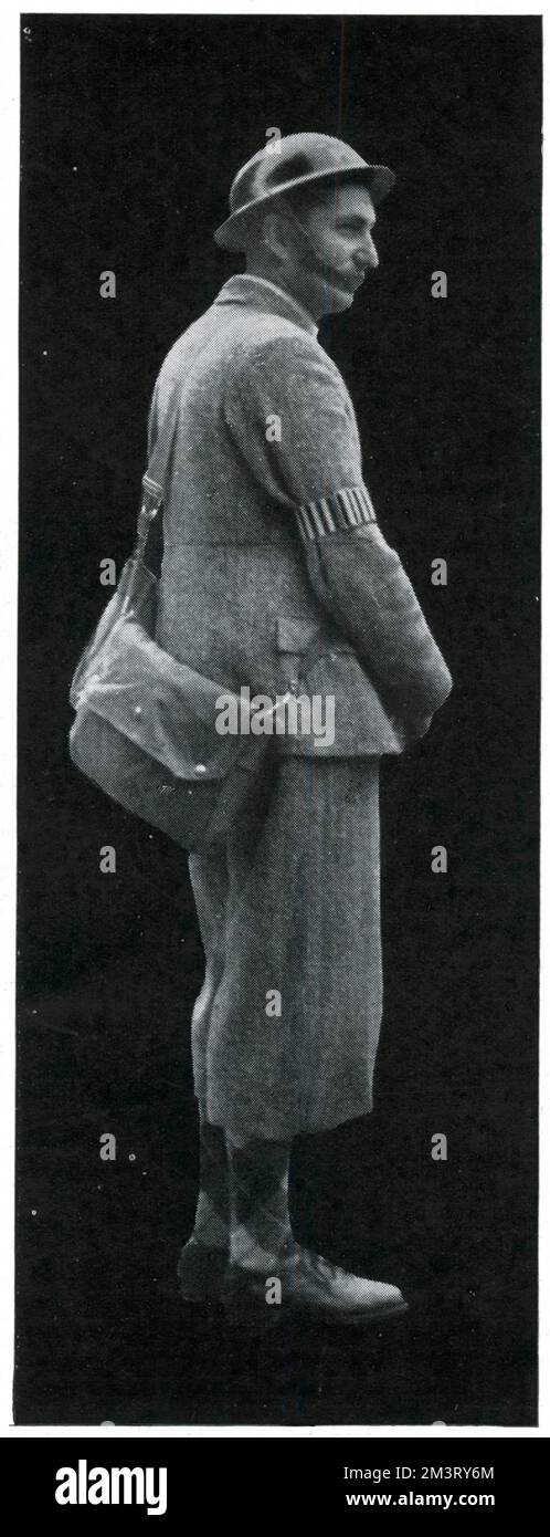 Ein vorübergehender Krieg „bobby“ trägt sein Armband und seinen Helm und trägt seine Gasmaske in London, einige Wochen nach Ausbruch des Zweiten Weltkriegs. Datum: 1939 Stockfoto