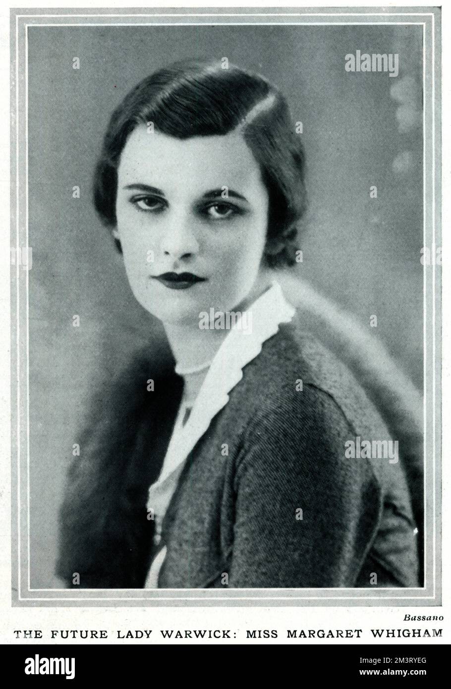 Margaret Whigham, später Mrs. Charles Sweeny, und dann die Herzogin von Argyll, die im Tatler zu ihrer Verlobung mit dem Grafen von Warwick abgebildet wurde. Die beliebteste Debütantin ihres Tages, die Presse, war begeistert von der Verlobung, aber Margaret hat sie nur ein paar Wochen vor der Hochzeit beendet. Sie heiratete 1933 Charles Sweeny auf der Gesellschaftshochzeit des Jahres, und dann, als ihr zweiter Ehemann, der Herzog von Argyll, der sich 1963 in einem Fall scheiden ließ, der das Land in einen Skandal verwandelte. Der Earl of Warwick heiratete Rose Bingham, eine weitere beliebte und hübsche Deb. Datum: 1932 Stockfoto