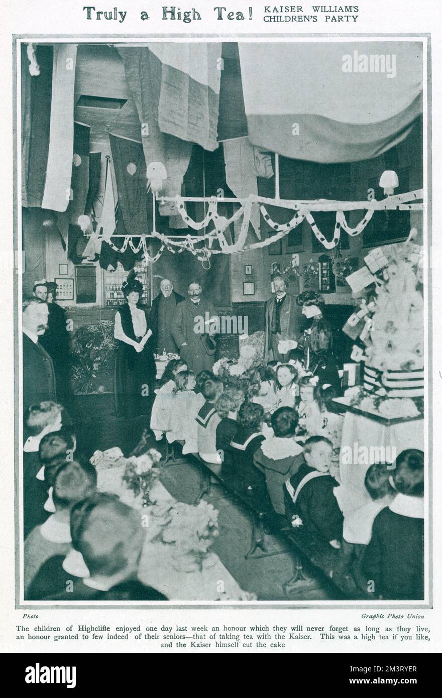 Kaiser Wilhelm II. Besucht Kinder in einer Schule 1907 Stockfoto
