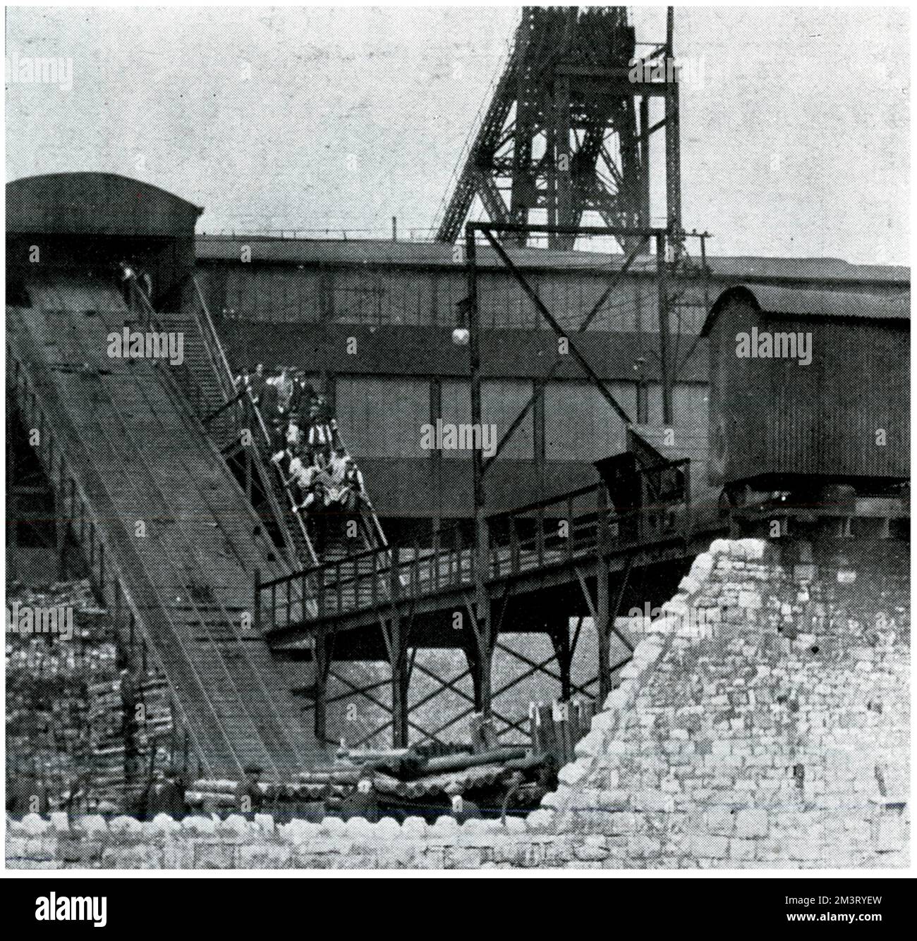 Sie brachten Leichen aus dem Schacht Nr. 1 nach einer Explosion in Cadeby Colliery in South Yorkshire am 9. September 1912. Insgesamt wurden 91 Männer getötet, 38 waren Arbeiter, und die restlichen Opfer waren in der Rettungstruppe, die von einer weiteren Explosion verwüstet wurde. 1912 Stockfoto