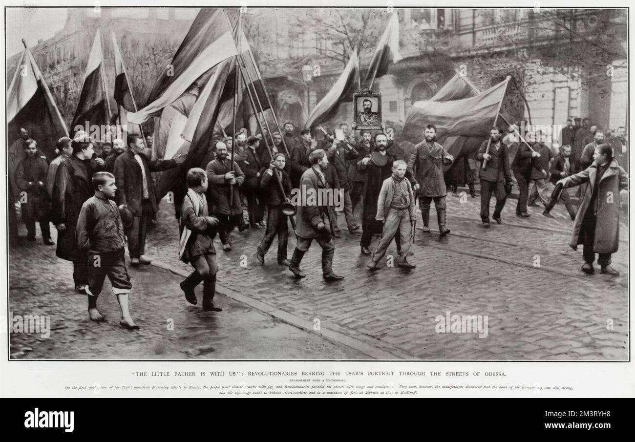 "Der kleine Vater ist bei uns": Revolutionäre, die das Porträt des Zaren durch die Straßen von Odessa (in der Ukraine) tragen. Bei der ersten Veröffentlichung des Manifests des Zaren, das Russland Freiheit versprach, wurde das Volk fast vor Freude gereizt, und revolutionäre zeigten sich mit Liedern und Erregungen auf den Straßen. Sehr bald jedoch stellten die Manifestanten fest, dass die Hände der Bürokratie noch immer stark waren und die Freuden in abscheulichen Straßenkämpfen und einem Massaker an Juden, so schrecklich wie das von Kishineff (Kishinev-Pogramm, moderne Moldawien, 1903), endeten. Die Befürworter des ultra-nationalistischen Schwarzen Stockfoto