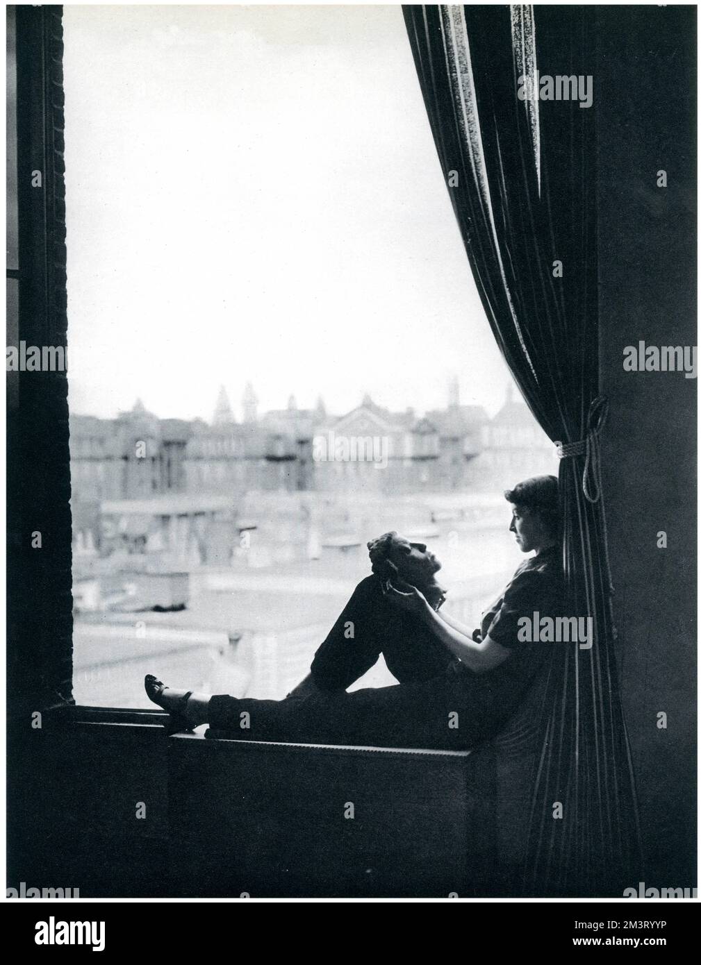 Porträt der Bildhauerin Jessie Stonor, posierte vor dem Fenster ihres Londoner Studios und betrachtete eine Maske von sich selbst. Im Oktober 1938 hielt sie in der Beaux Arts Gallery eine Ausstellung mit Porträtbüsten und Basreliefs. Unter ihren Babysittern war der Herzog von Kent. 1938 Stockfoto