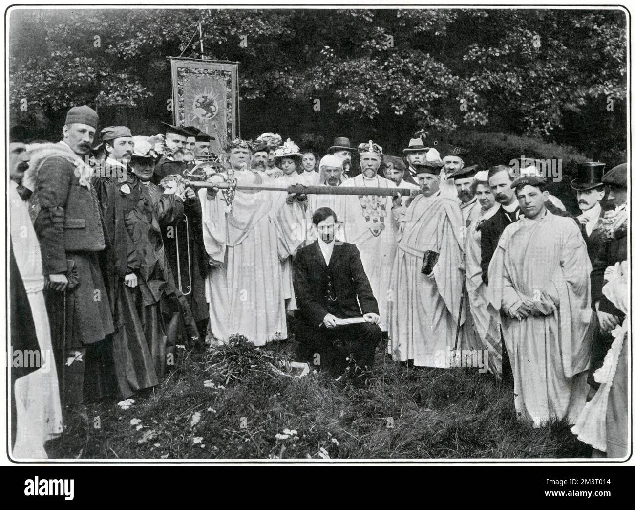 Vorsitz im Bard des Jahres im Bangor Eisteddfod im Jahr 1902. Henry Pagt, 5. Anglesey, berühmt für Exzentriker, der sich gerne verkleidet und Amateurdramatos mag, ist die dritte Figur vom Ende links auf dem Foto. Datum: 1902 Stockfoto