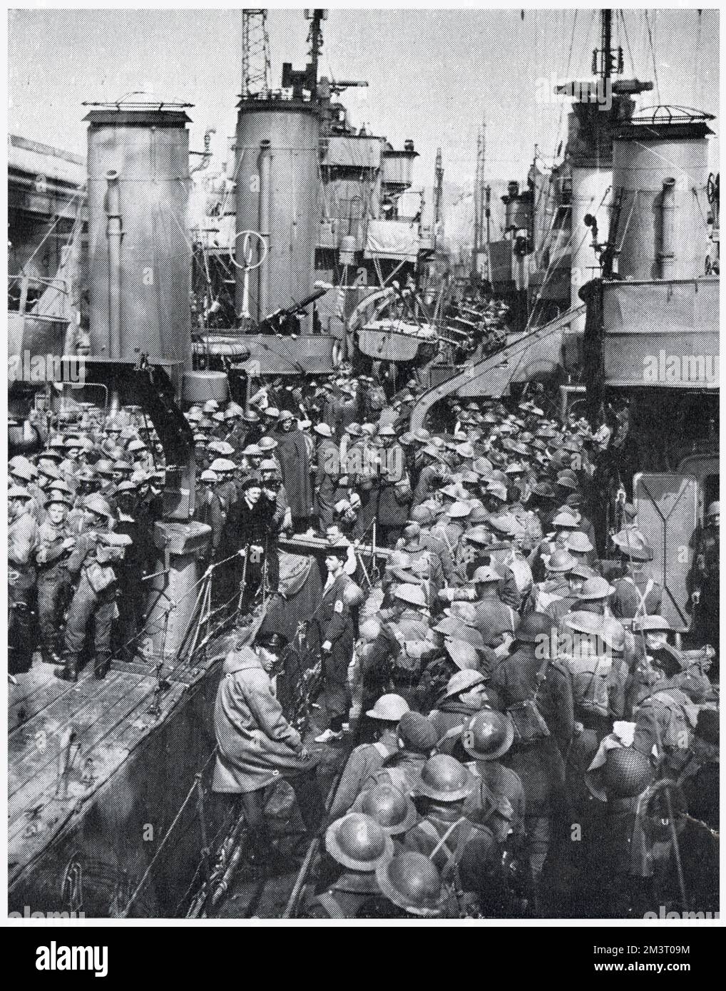 Die Rückkehr der britischen Expeditionstruppe aus Dünkirchen, Nordfrankreich, zeigt den evakuierten Männern, die von einem Zerstörer zum nächsten gehen, um den beladenen Kai eines südöstlichen englischen Hafens zu erreichen. Datum: 1940 Stockfoto