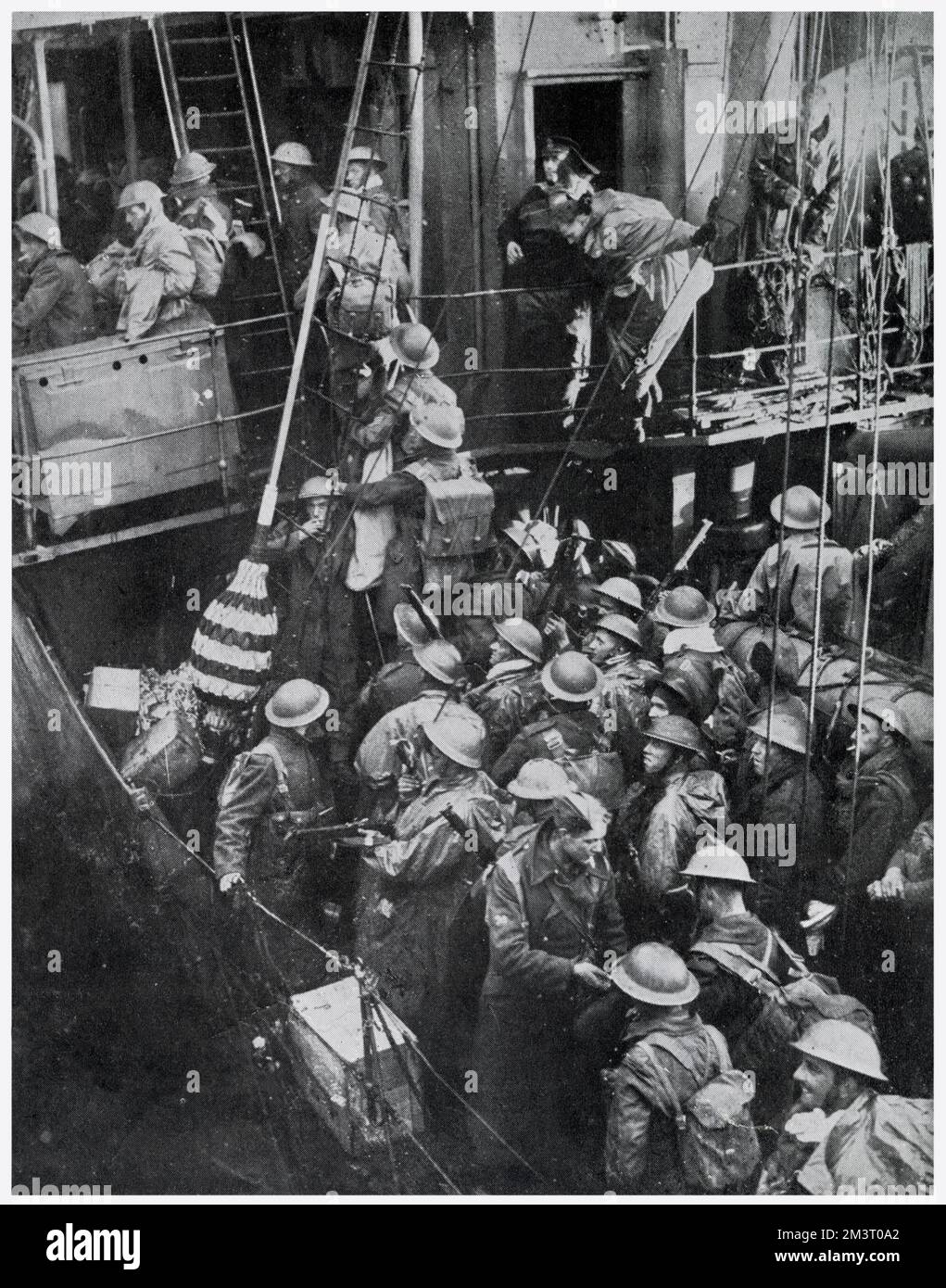 Männer der britischen Expeditionstruppe, die nach der Evakuierung aus Dünkirchen auf einen Zerstörer im mittleren Ärmelkanal gehen, für ihre sichere Rückkehr nach England. Datum: 1940 Stockfoto