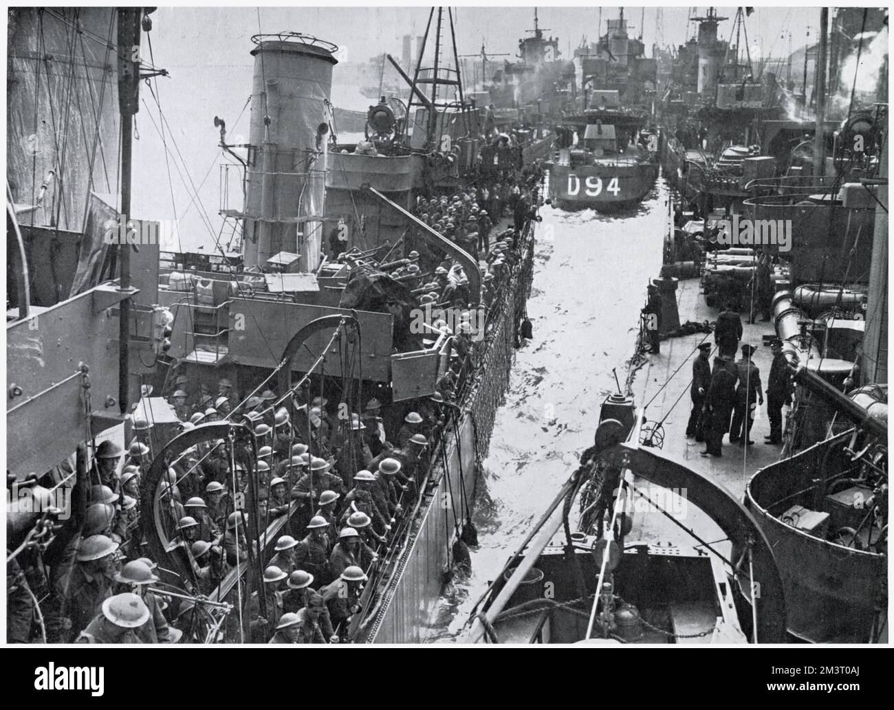 Die Rückkehr der britischen Expeditionstruppe aus Dünkirchen, Nordfrankreich, zeigt die Kais, die mit drei Seeschiffen besetzt sind, und weitere Schiffe, die nach der Evakuierung voller Truppen ankommen. Datum: 1940 Stockfoto