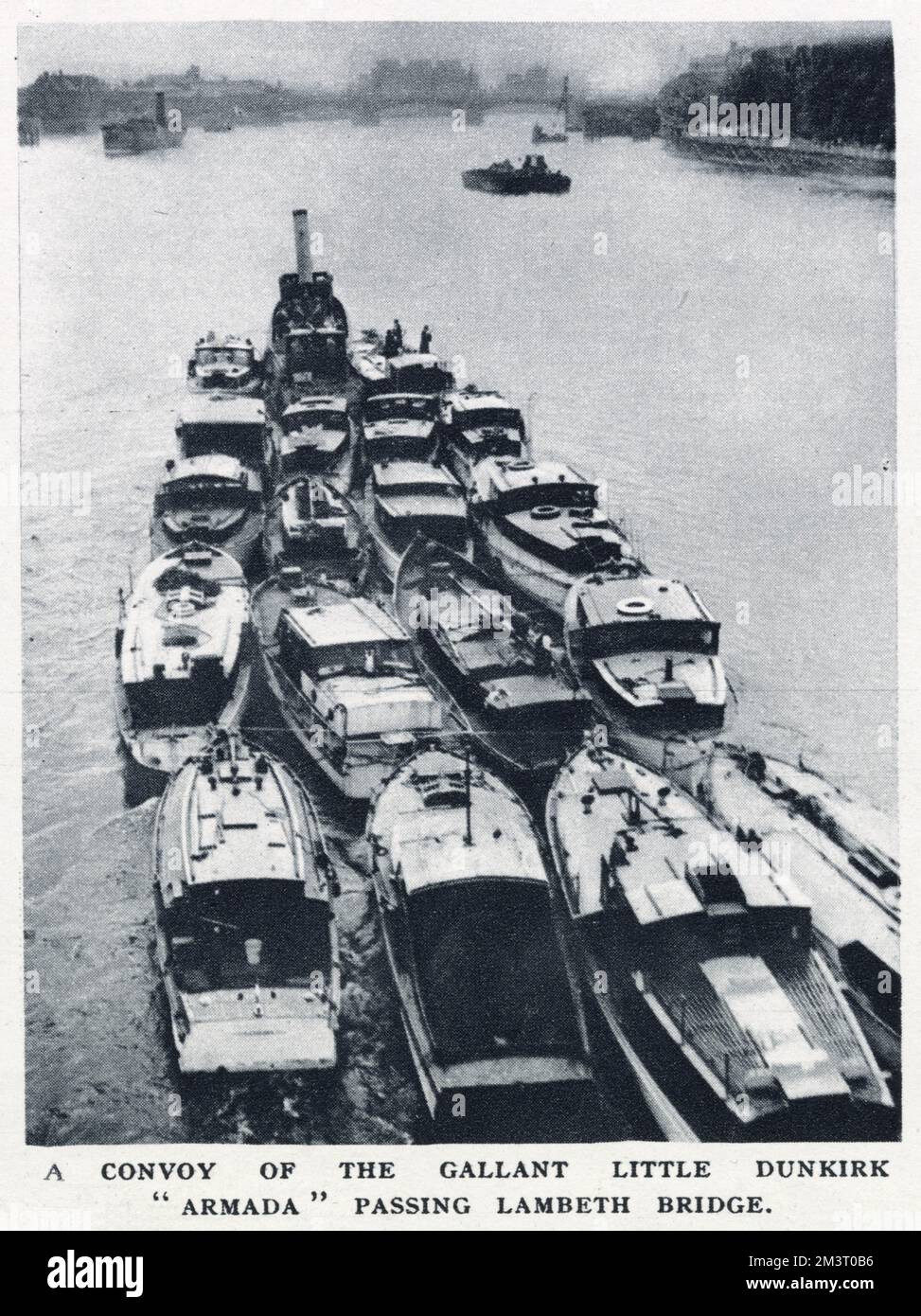 Ein Konvoi kleiner Boote, die bei der Evakuierung von Dünkirchen verwendet wurden, hier am 9. Juni gesehen, vorbei an der Lambeth Bridge, auf der Themse in London. Datum: 1940 Stockfoto