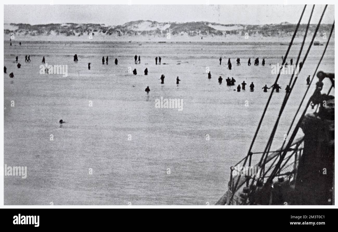Mitglieder der Britischen Expeditionstruppe in Bray Dunes, östlich von Dünkirchen, Nordfrankreich, während der Evakuierung, mit Männern, die sich auf dem Weg ins Wasser bereit machen, um an Bord von Schiffen zu gehen. Datum: 1940 Stockfoto