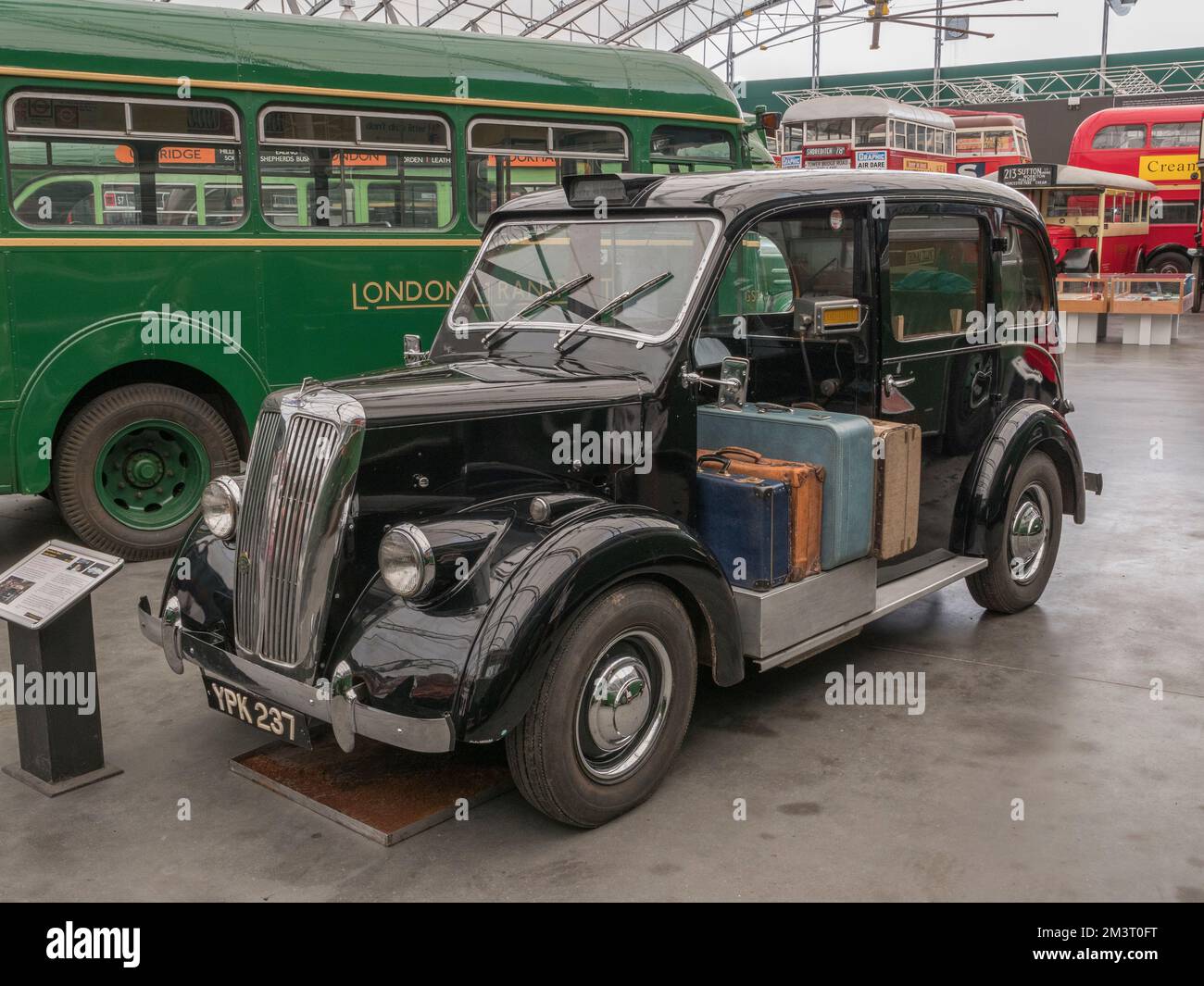 Ein 1955 Beardmore Mark 7 Londoner Taxi (YPK 237) im London Bus Museum, Teil des Brooklands Museum, Surrey, Großbritannien. Stockfoto