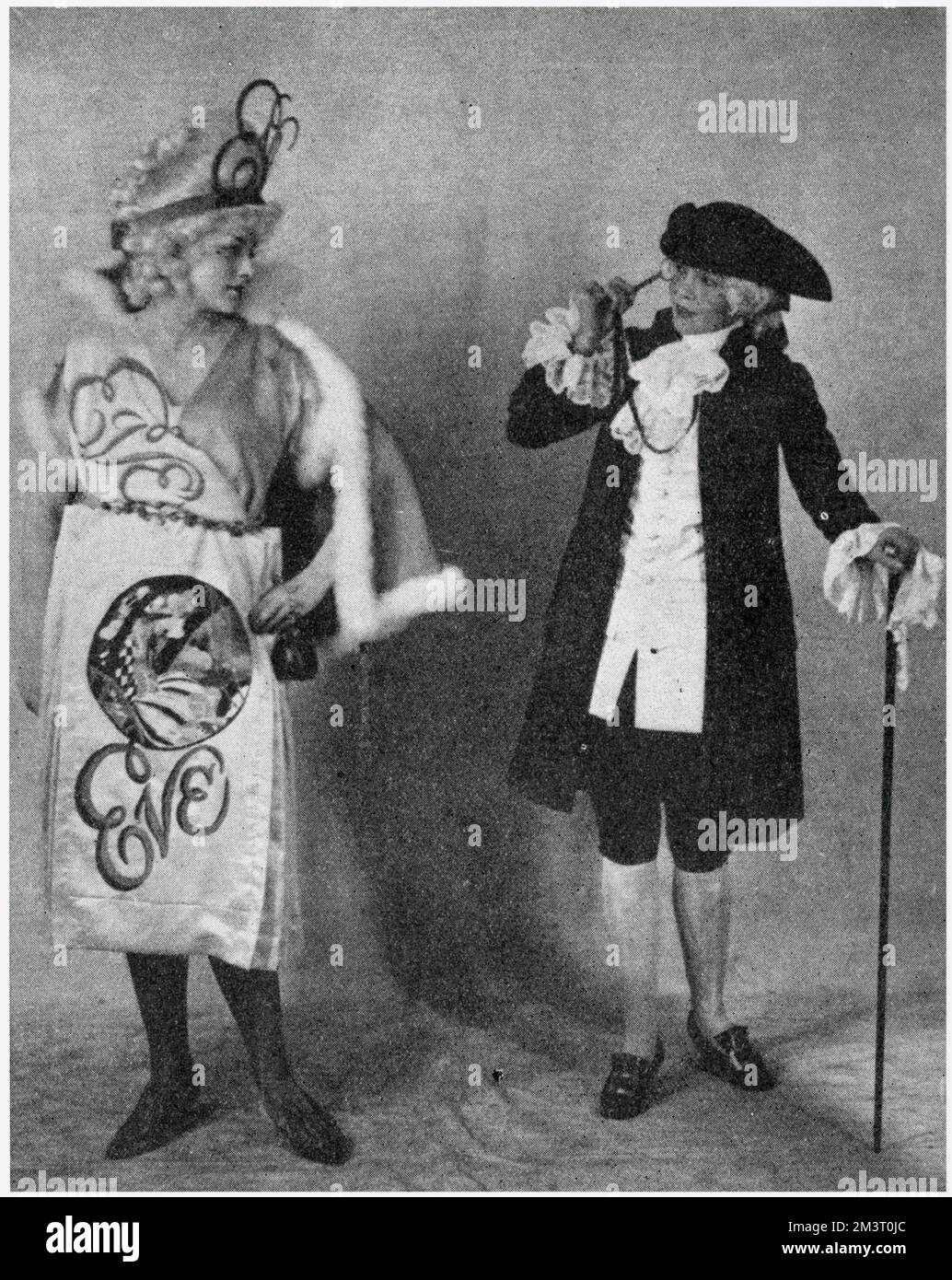Miss Lily St. John, der den Tatler repräsentiert und ein nachgebildetes Kostüm des Gentleman des 18. Jahrhunderts trägt, der auf dem Cover erscheint, zusammen mit Evelyn Laye, der sein Schwestermagazin Eve repräsentiert, in einem Kostüm, das für sie von Harrods entworfen wurde. Beide erschienen 1920 auf dem Werbeball und Lily St. John gewann den ersten Preis in Klasse L (was auch immer das ist). Datum: 1920 Stockfoto