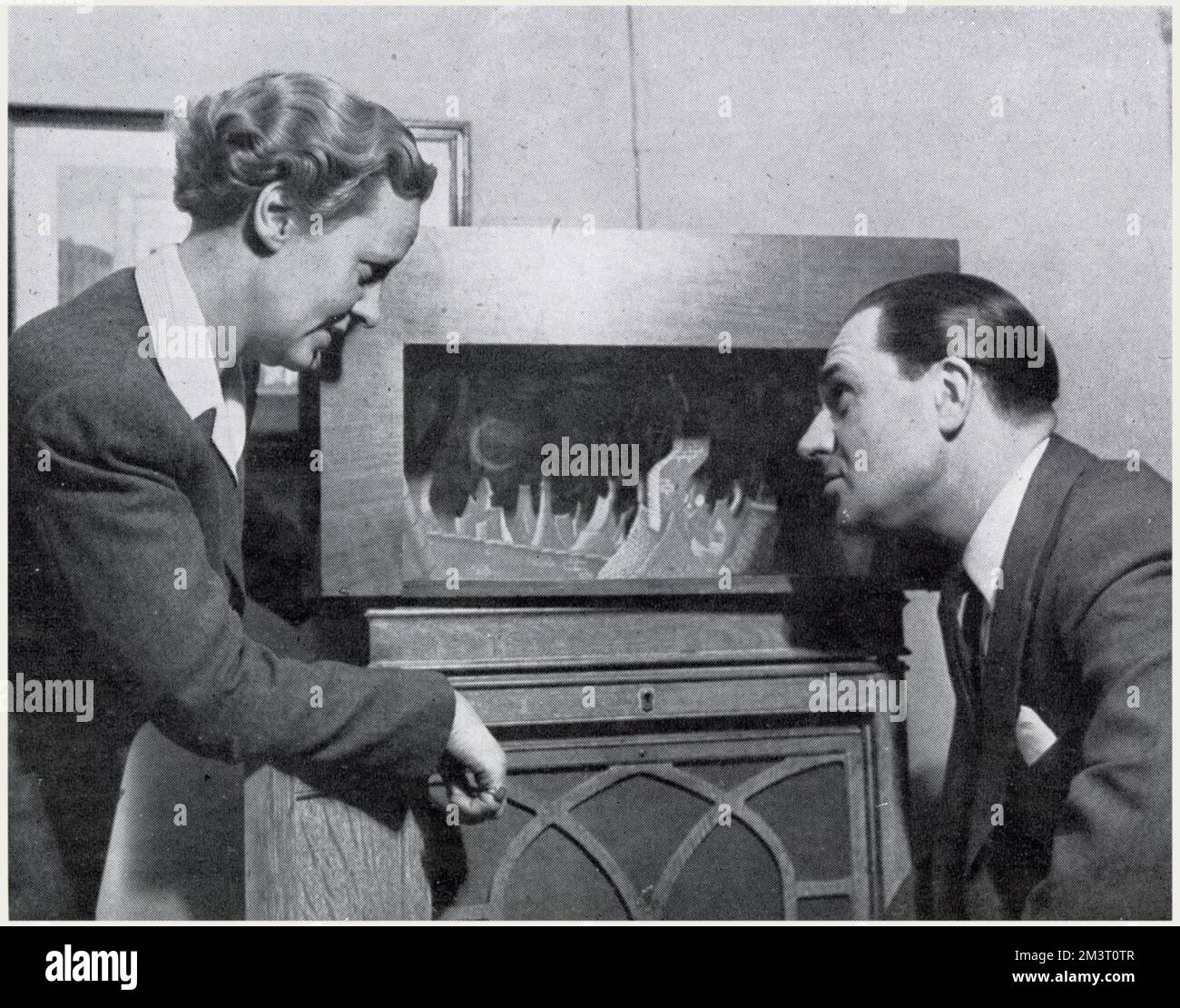 Robert Nesbitt und Joan Davis planen die Theaterproduktion Stockfoto