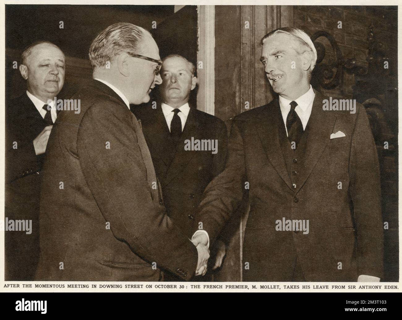 Sir Anthony Eden (rechts) schüttelt dem französischen Premierminister Guy Alcide Mollet (1905-1975) am 30. Oktober 1956 vor der Downing Street 10 die Hand, nachdem er über die Invasion Israels in Ägypten gesprochen hatte. Stockfoto