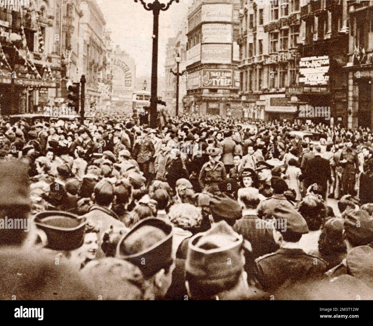Die Menschenmassen versammeln sich im Piccadilly Circus, einem der Schwerpunkte der Feierlichkeiten am VE Day, 8. Mai 1945. Stockfoto