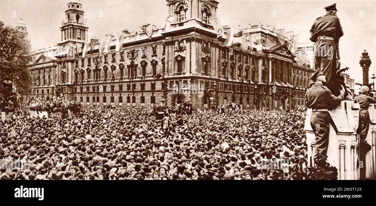 Am VE-Tag warten schätzungsweise 60.000 Menschen auf dem Parliament Square auf Premierminister Winston Churchill, um auf dem Balkon des Gesundheitsministeriums zu sprechen. Stockfoto