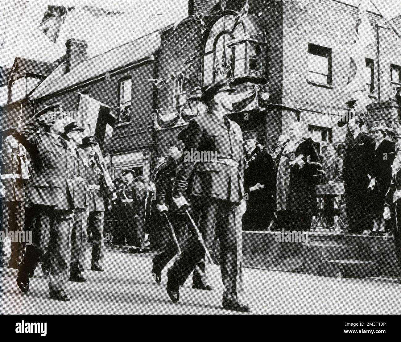 Offiziere und Männer der R.A.F. Station in Abingdon, einer der Hauptflugplätze des Transportkommandos, marschiert vorbei am Bürgermeister der Gemeinde, der den Salut nimmt. Die Freiheit des Borough wurde der Luftwaffenstation vom Stadtrat verliehen, um die Freundschaft zwischen Stadt und Station zu stärken. Stockfoto