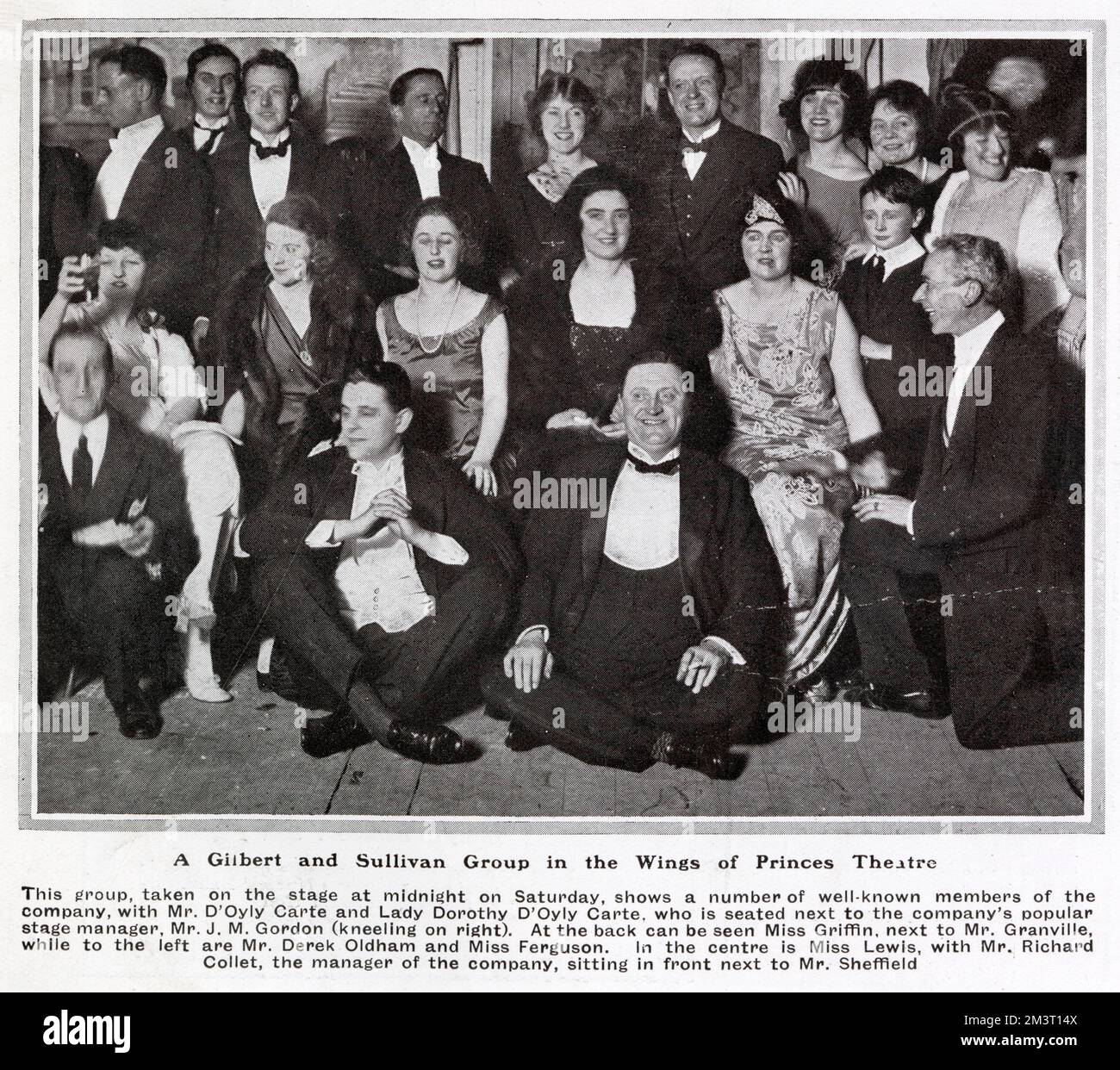 Bekannte Mitglieder der D'Oyly Carte Company auf der Bühne des Princes Theatre, einschließlich Lady Dorothy D'Oyly Carte mit dem Bühnenmanager der Firma, Mr. J.M. Gordon (rechts knien). Stockfoto