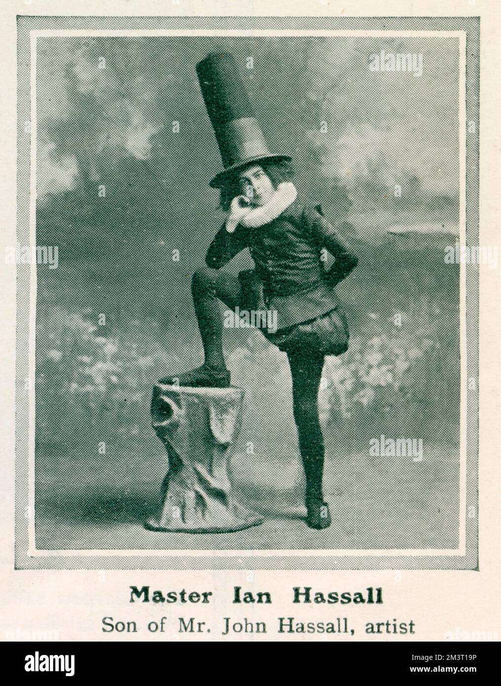 Ian Hassall, der zweite von John Hassalls fünf Kindern, stellte sich im Januar 1911 in seinem Kostüm beim Mansion House Children's Fancy Dress Ball vor. Sein Kostüm ist im humorvollen Tudor-Stil gehalten, der von seinem Vater häufig angenommen wird, insbesondere in seinen Buchillustrierungen. Stockfoto