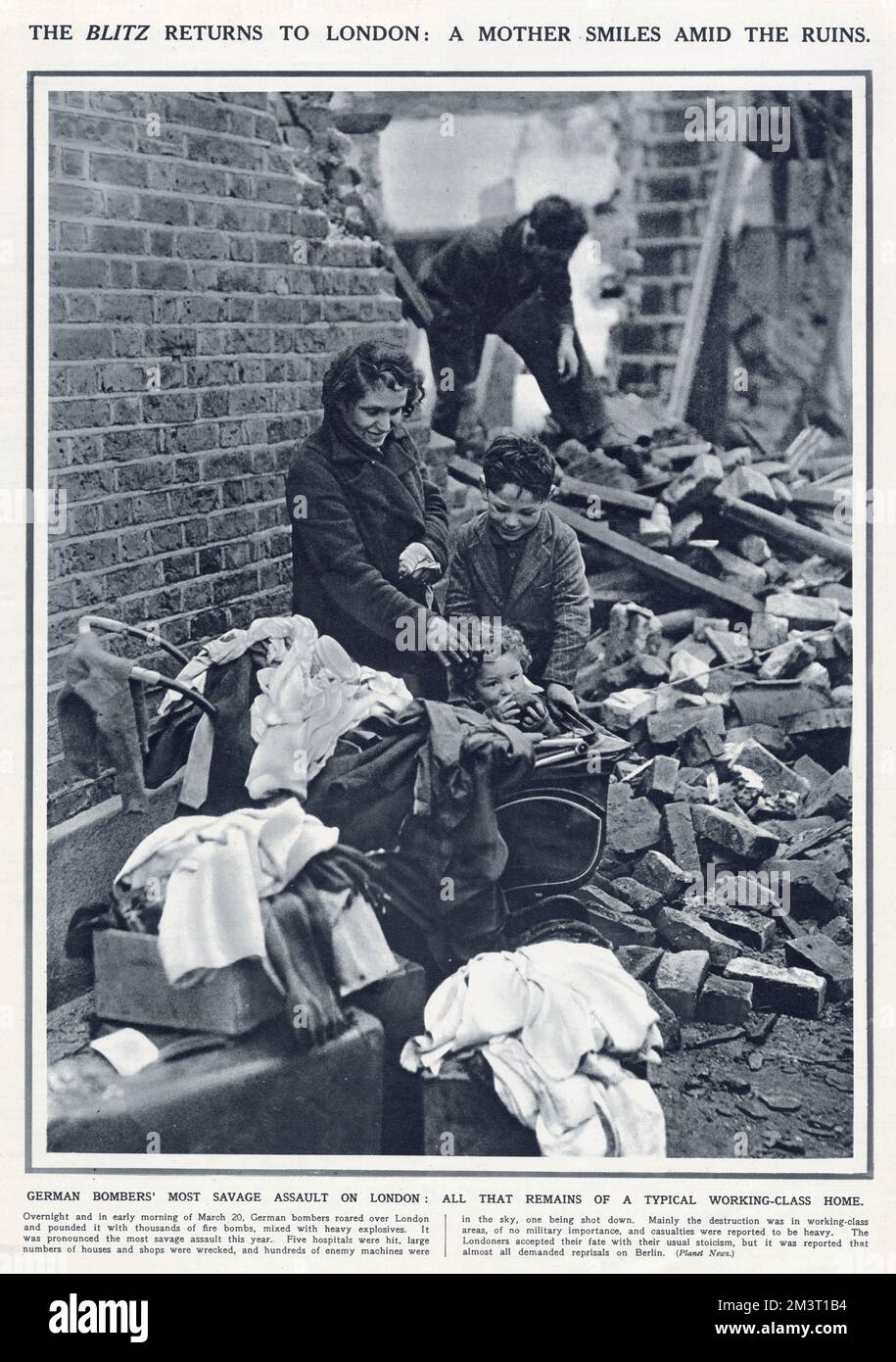 Über Nacht und früh am Morgen am 20.. März 1941 stürmten deutsche Bomber über London und schlugen es mit Tausenden von Feuerbomben vermischt mit schwerem Sprengstoff. Zeigt ein künstliches Foto einer Mutter aus der Arbeiterklasse, die für die Kamera lächelt, trotz der bombardierten Gebäude um sie herum. Während des Zweiten Weltkriegs wurden solche Fotos veröffentlicht, um den Deutschen einen falschen Eindruck zu vermitteln. Stockfoto
