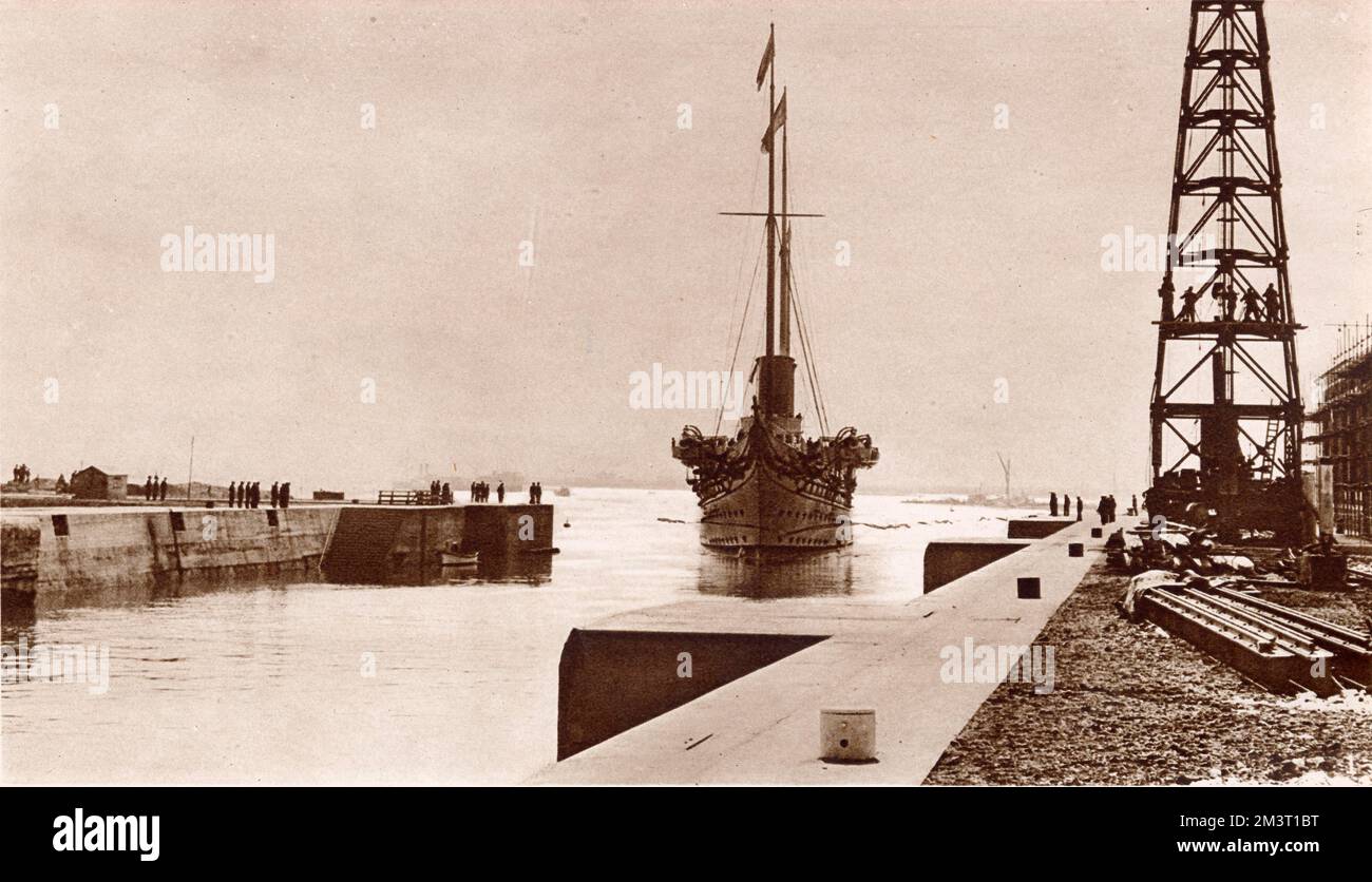 Die königliche Eröffnung des neuen Trockendocks in Southampton am Mittwoch, den 26. Juli 1933, von König George V. in Begleitung der Königin und des Herzogs und der Herzogin von York. Die königliche Jacht „Victoria and Albert III“, die mit ihren Schleifen das Band über den Eingang zog. (1/2) Stockfoto