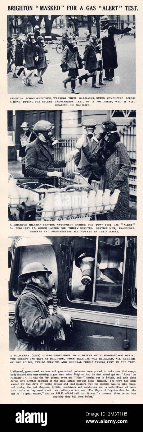 Bürger von Brighton trugen 1941 in alltäglichen Situationen Gasmasken. Schulkinder werden von einem Polizisten über die Straße geführt, ein Milchmann trägt seine auf seiner Visite, und der Fahrer eines Reisebusses berät sich mit einem Polizisten. Stockfoto