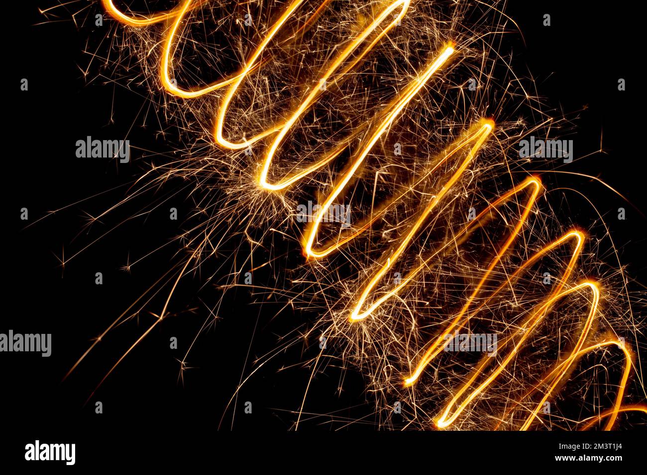 Eine Lichtspirale mit Funken auf schwarzem Hintergrund. Abstrakte Funken von Feuerwerkskörpern Stockfoto