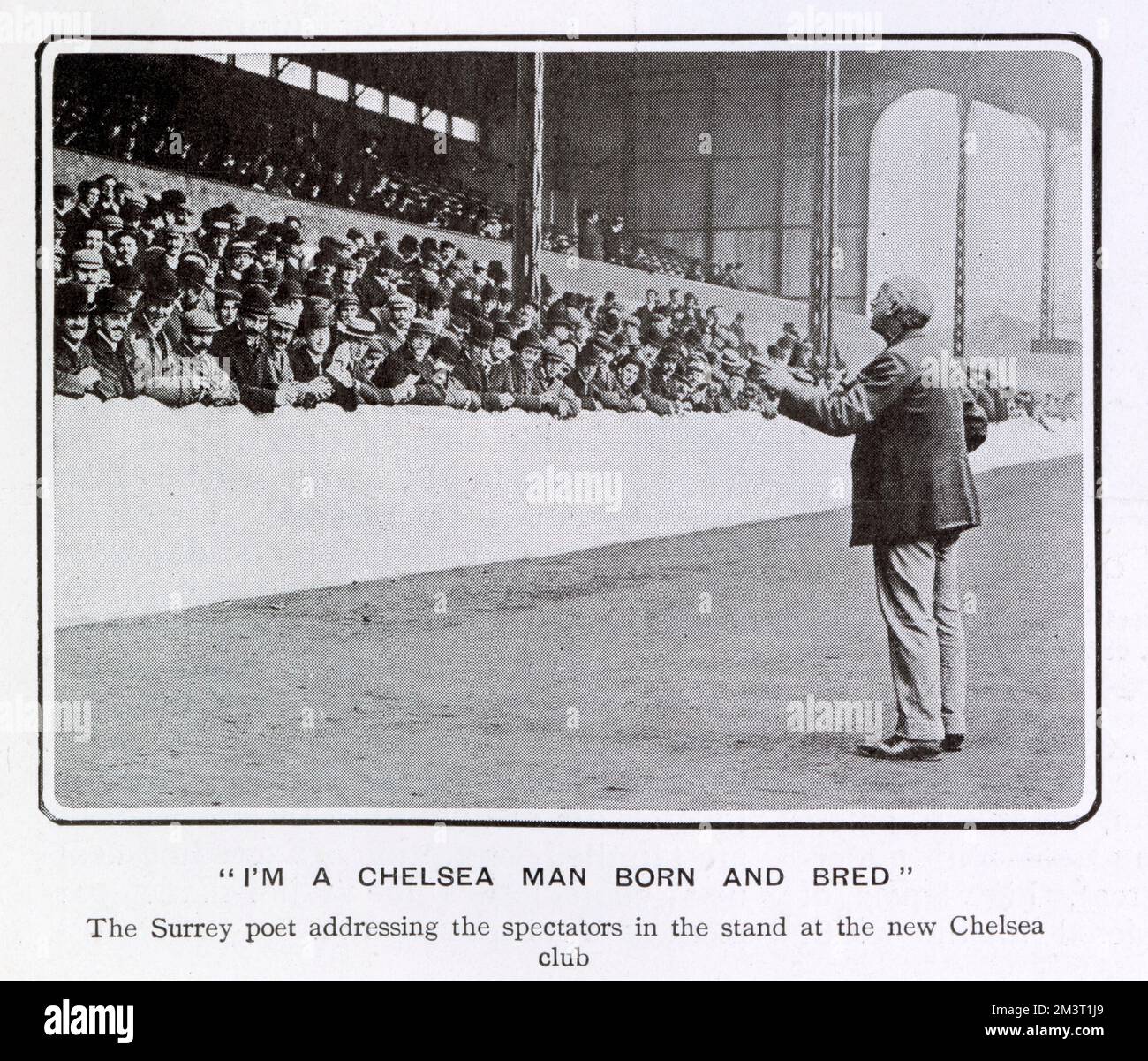 Albert Craig, der sogenannte Surrey-Dichter (1859-1909), eine beliebte Figur, die Gedichte komponierte, die er bei Fußball- und Cricketspielen vortrug, und anschließend gedruckte Blätter seiner Verse an die Menge verkaufte. Hier sehen Sie eine Aufführung für die Massen auf den Tribünen des neuen Chelsea Clubs. Stockfoto