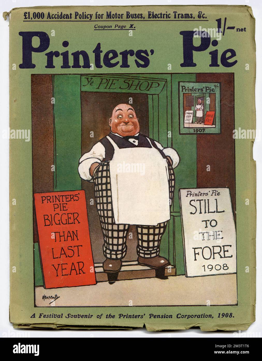 Titelseite von Printers' Pie, 1908, illustriert von John Hassall, mit einem Ladenbesitzer am Eingang des Ye Pie Shop, das gleiche wie auf dem Titelblatt des Vorjahresmagazins, Aber ein Jahr später sieht es etwas roher aus - eine Metapher für die zunehmende Größe des Magazins.Printers' Pie wurde von The Sphere und Tatler veröffentlicht, in Hilfe der Printers' Pension, Almshouse und Waisenhaus Corporation und herausgegeben von W. Hugh Spottiswoode. Jedes Jahr zu Weihnachten wurde eine Schwesterzeitung, Winter's Pie, veröffentlicht. Beide Zeitschriften enthielten Beiträge von führenden Künstlern und humorvollen Autoren von Stockfoto