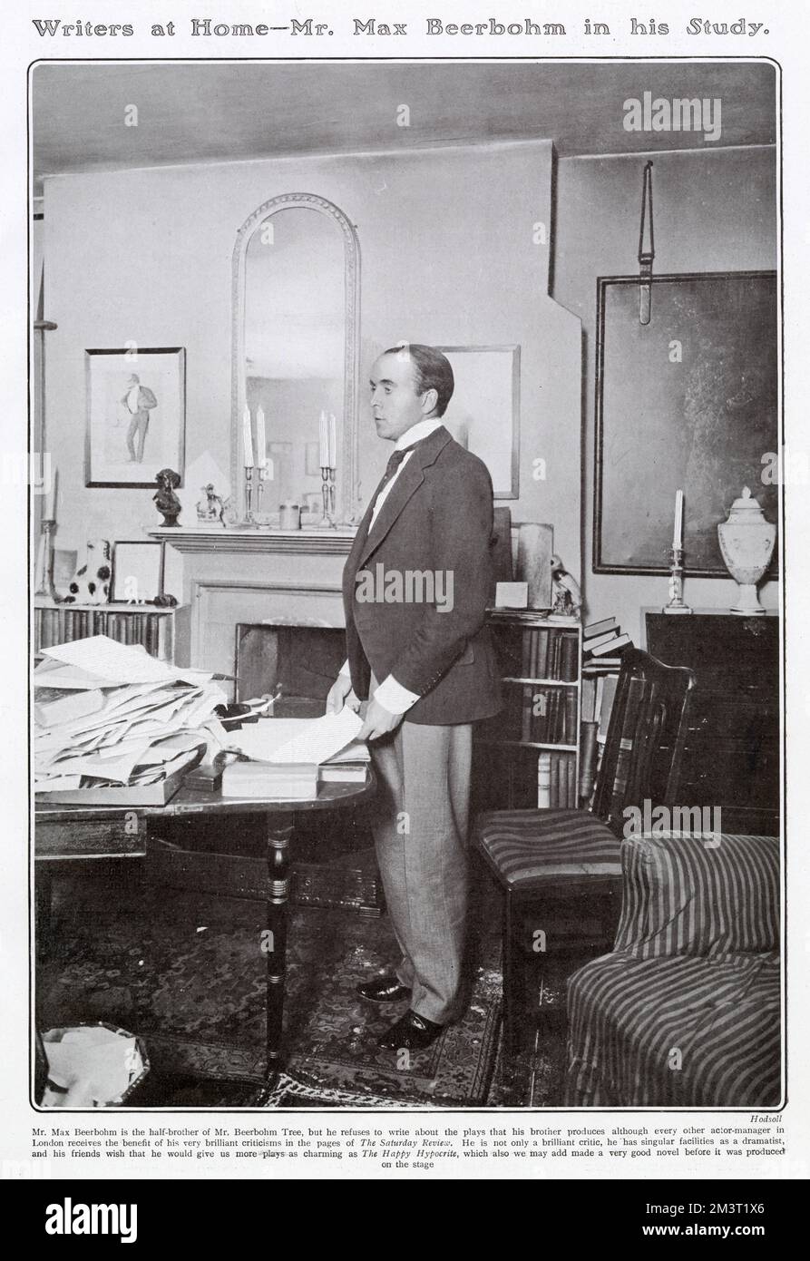 Max Beerbohm (1872 - 1956), Schriftsteller und Dramatiker, 1905 in seinem Arbeitszimmer zu Hause abgebildet, Teil einer Reihe von Fotografien in der Tatler, die literarische Figuren in ihren Häusern zeigen. Stockfoto