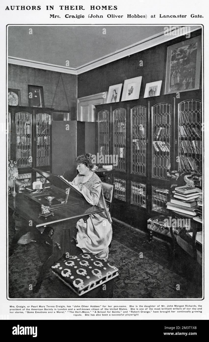 Pearl Mary Teresa Craigie (1867 - 1906), englisch-amerikanische Schriftstellerin, nom de Plume: John Oliver Hobbes, in ihrem Arbeitszimmer abgebildet, umgeben von Bücherregalen, während sie an ihrem Schreibtisch schreibt. Teil einer langen Serie im Tatler, in der Autoren zu Hause dargestellt werden. Stockfoto